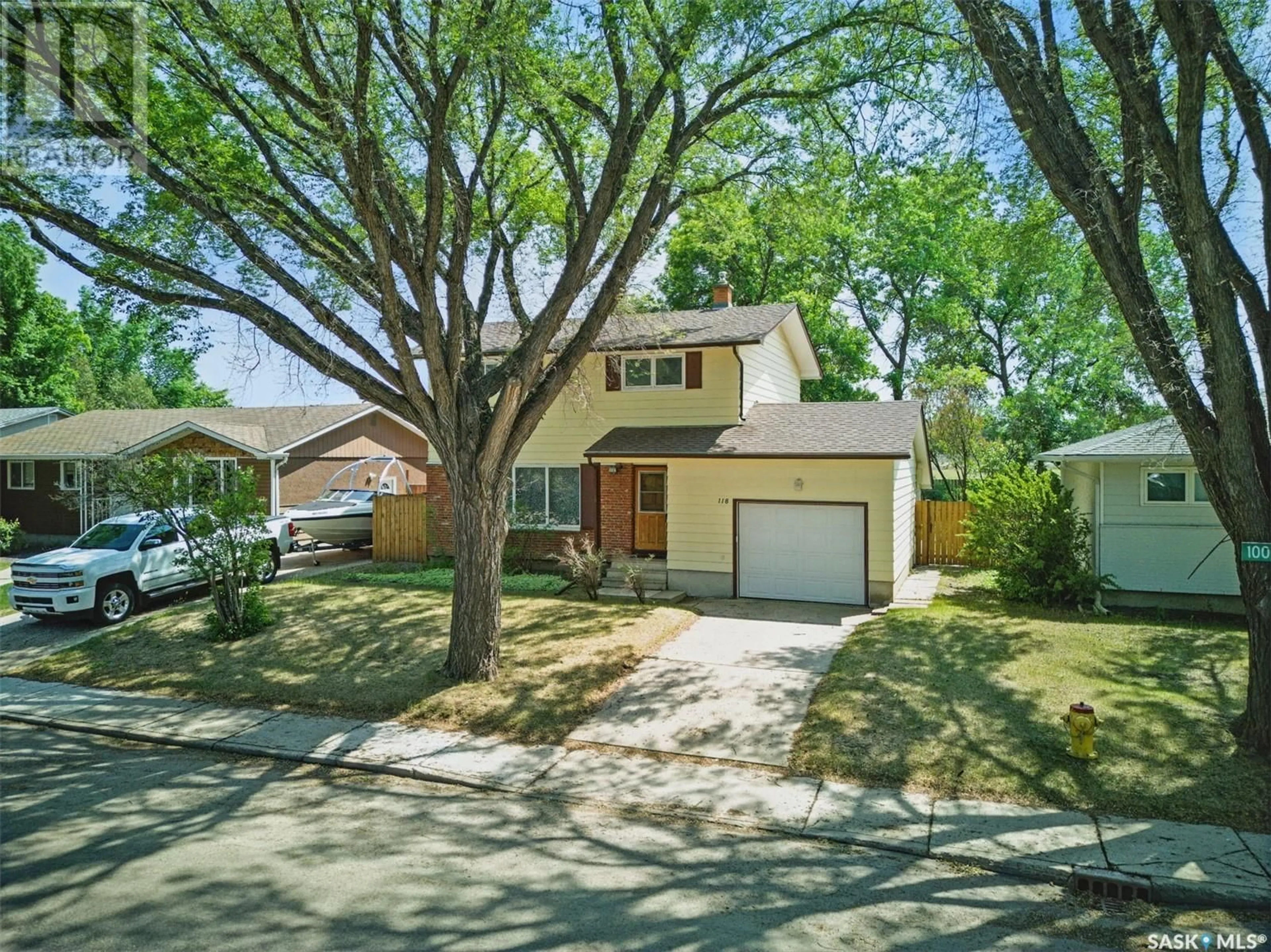 A pic from outside/outdoor area/front of a property/back of a property/a pic from drone, street for 118 EAST DRIVE, Saskatoon Saskatchewan S7J2X5