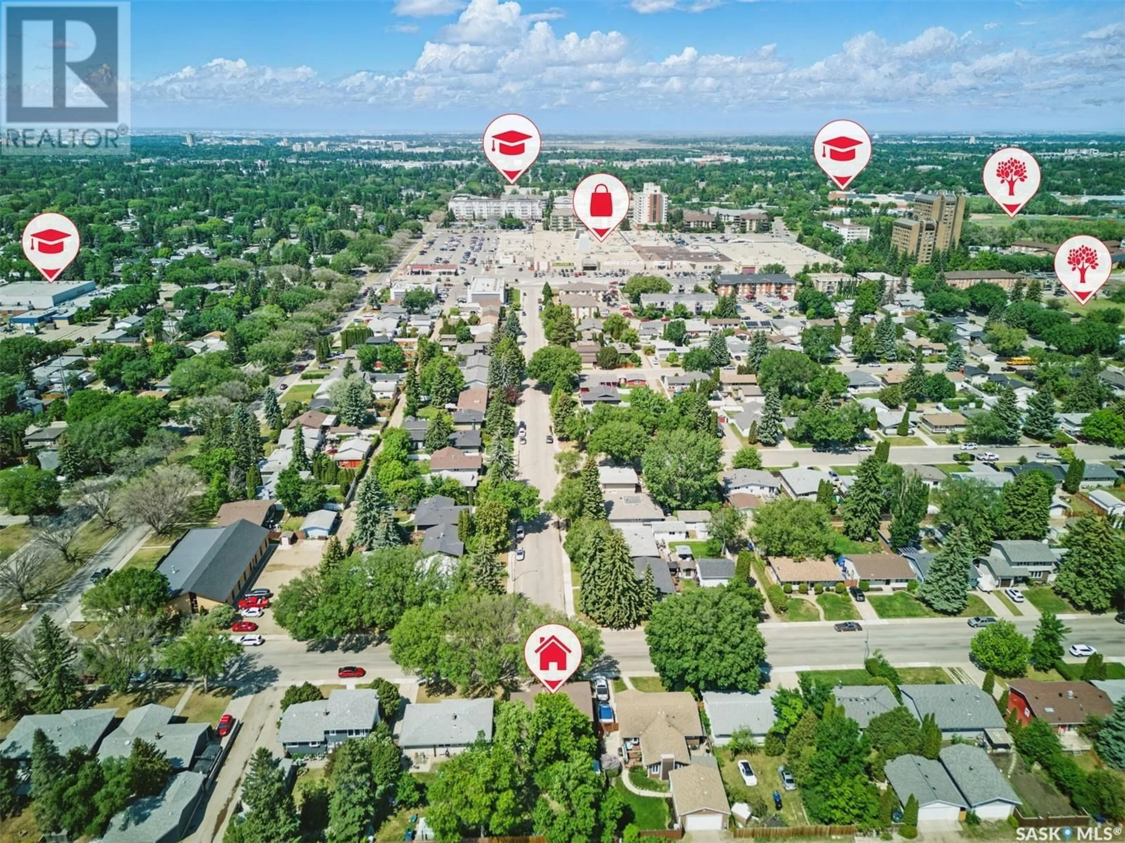 A pic from outside/outdoor area/front of a property/back of a property/a pic from drone, street for 118 EAST DRIVE, Saskatoon Saskatchewan S7J2X5