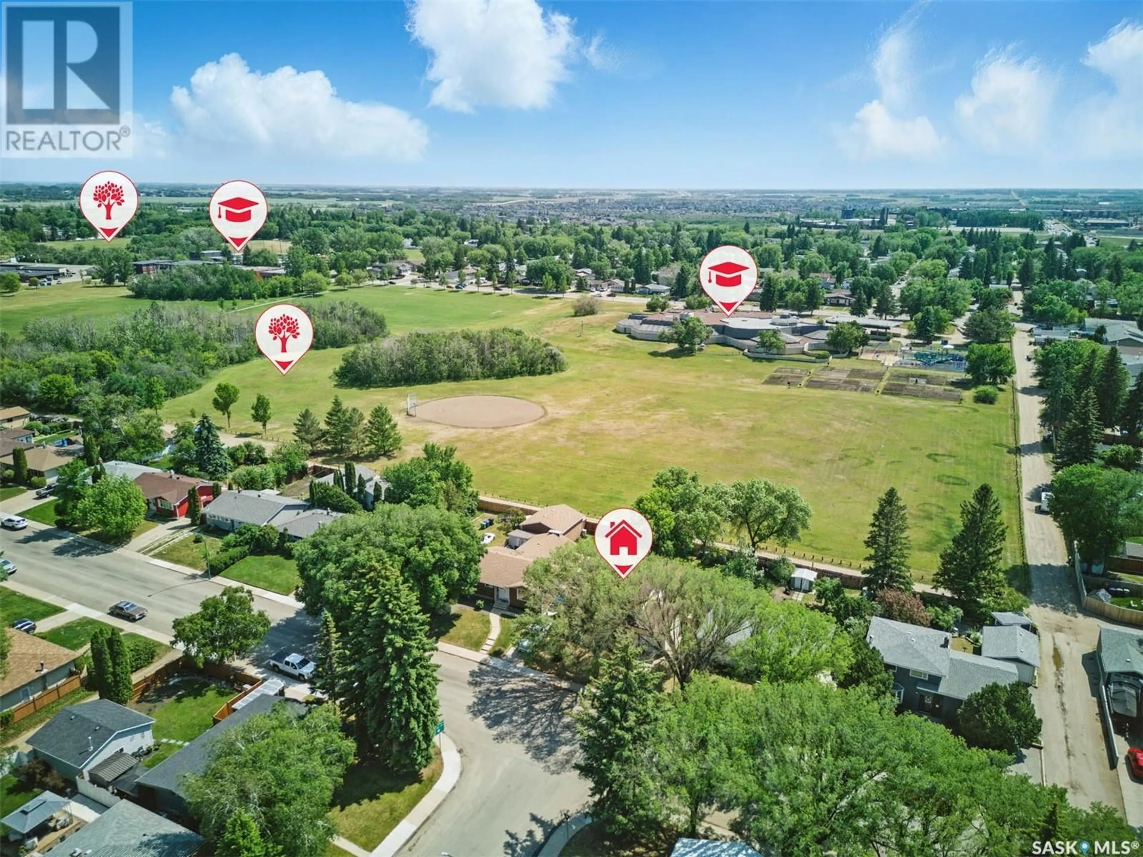 A pic from outside/outdoor area/front of a property/back of a property/a pic from drone, unknown for 118 EAST DRIVE, Saskatoon Saskatchewan S7J2X5