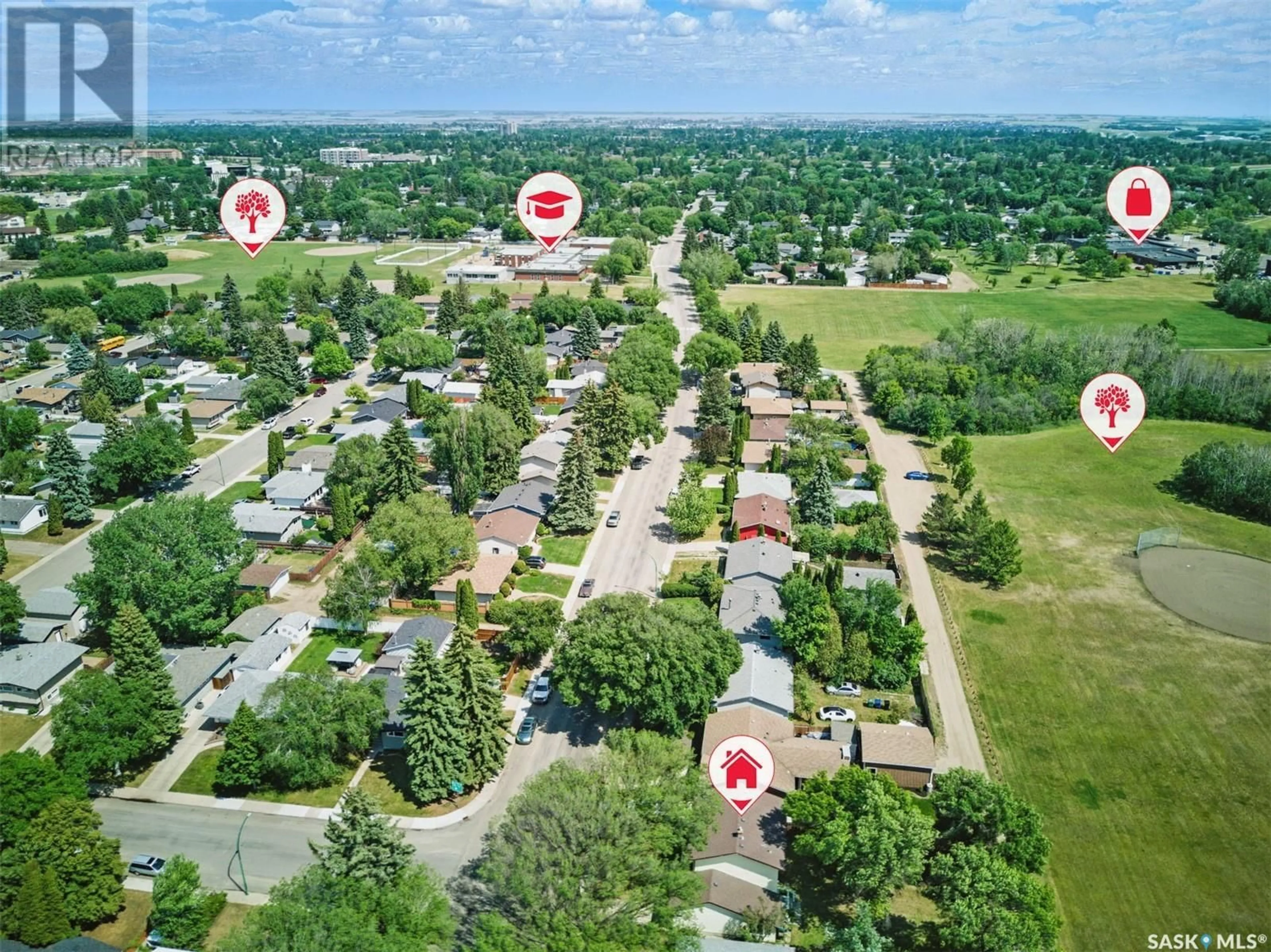 A pic from outside/outdoor area/front of a property/back of a property/a pic from drone, street for 118 EAST DRIVE, Saskatoon Saskatchewan S7J2X5