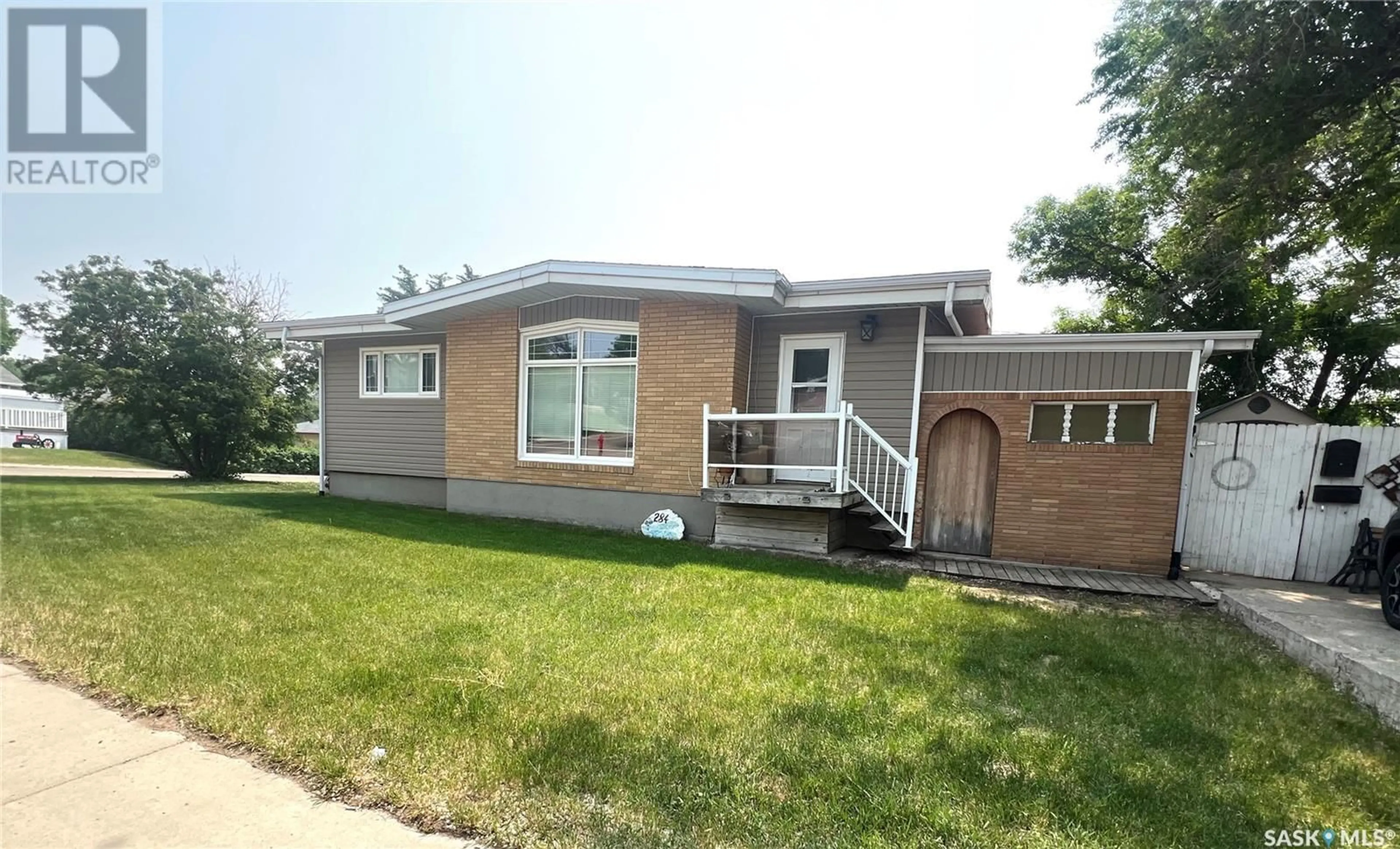 Home with vinyl exterior material, street for 284 10TH AVENUE, Swift Current Saskatchewan S9H1P1