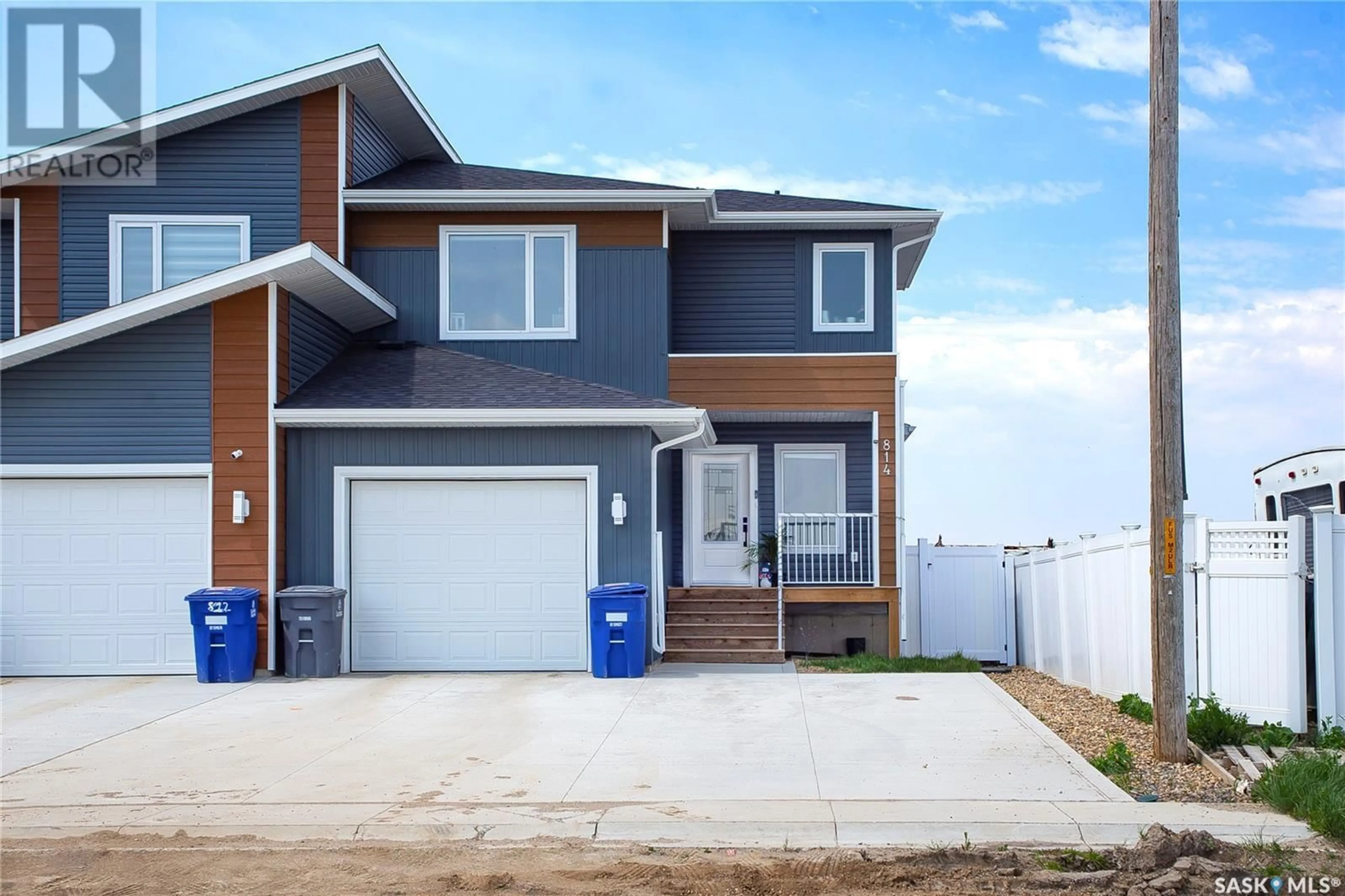 Home with vinyl exterior material, street for 814 1ST AVENUE, Martensville Saskatchewan S0K2T2