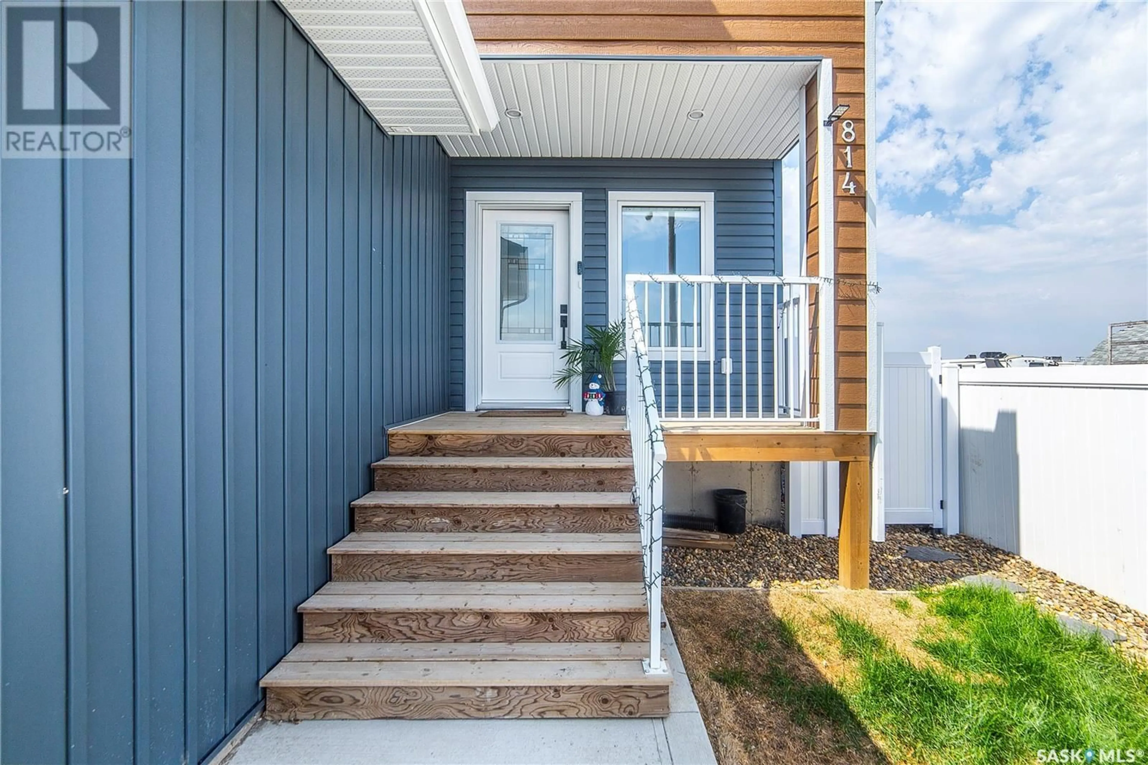 Home with vinyl exterior material, street for 814 1ST AVENUE, Martensville Saskatchewan S0K2T2