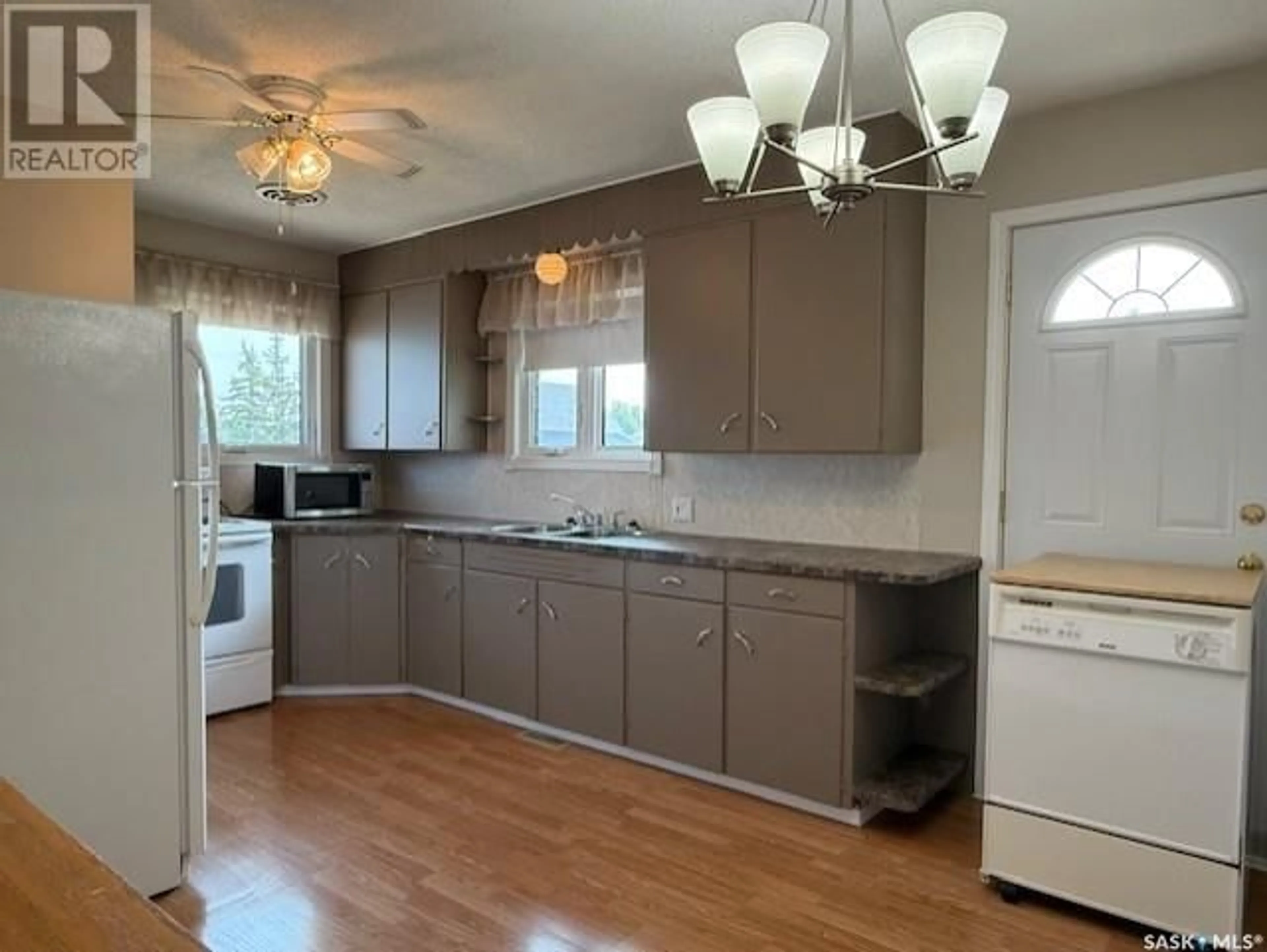 Standard kitchen, unknown for 138 10TH AVENUE, Melville Saskatchewan S0A2P0