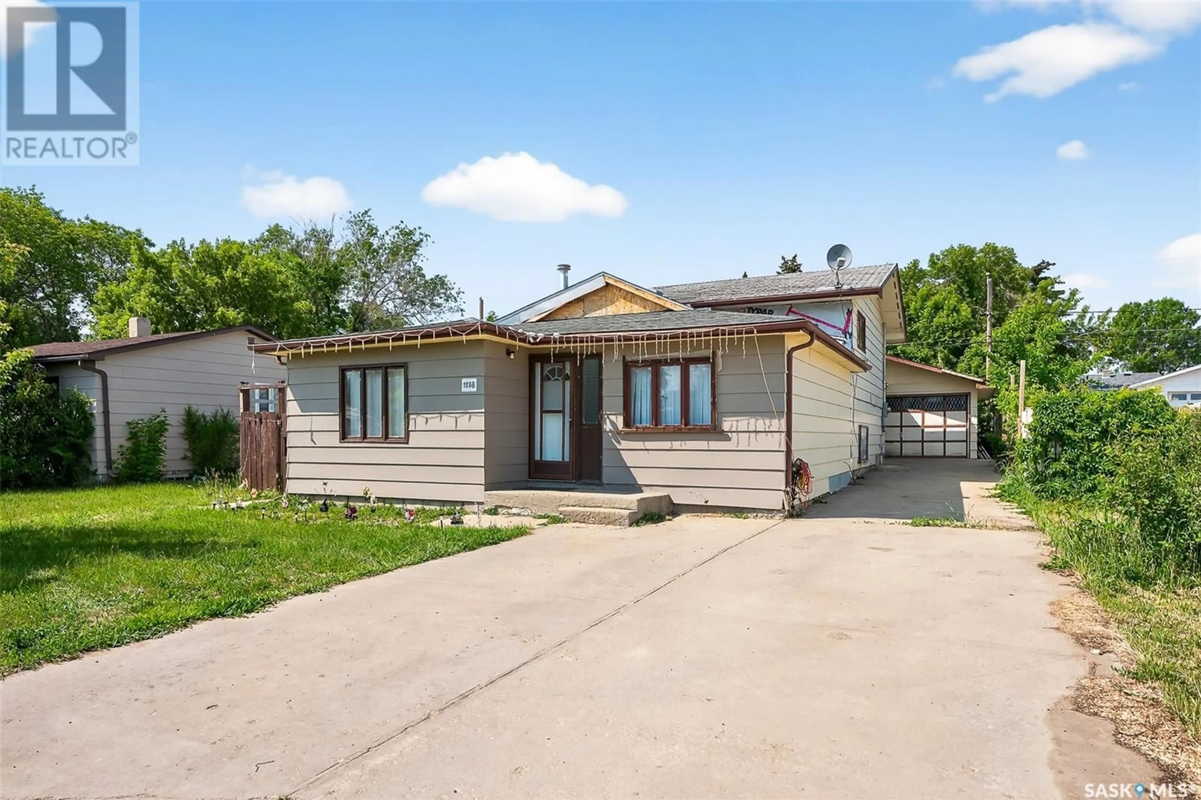 Home with vinyl exterior material, street for 1058 CARIBOU STREET, Moose Jaw Saskatchewan S6H2L7