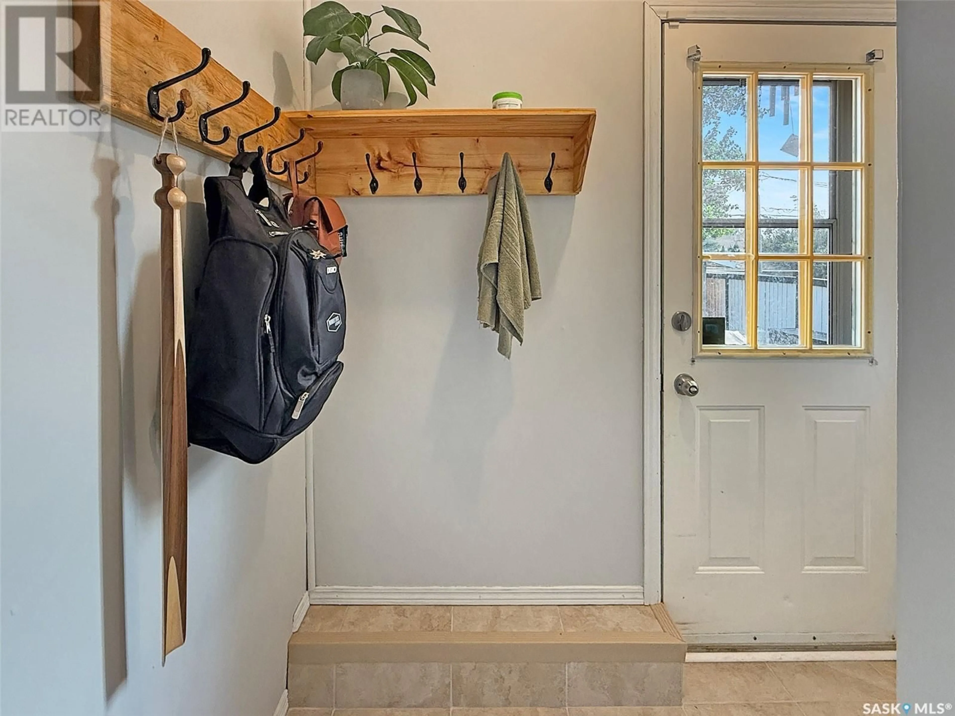 Indoor entryway for 1460 BELL STREET, Swift Current Saskatchewan S9H1S6