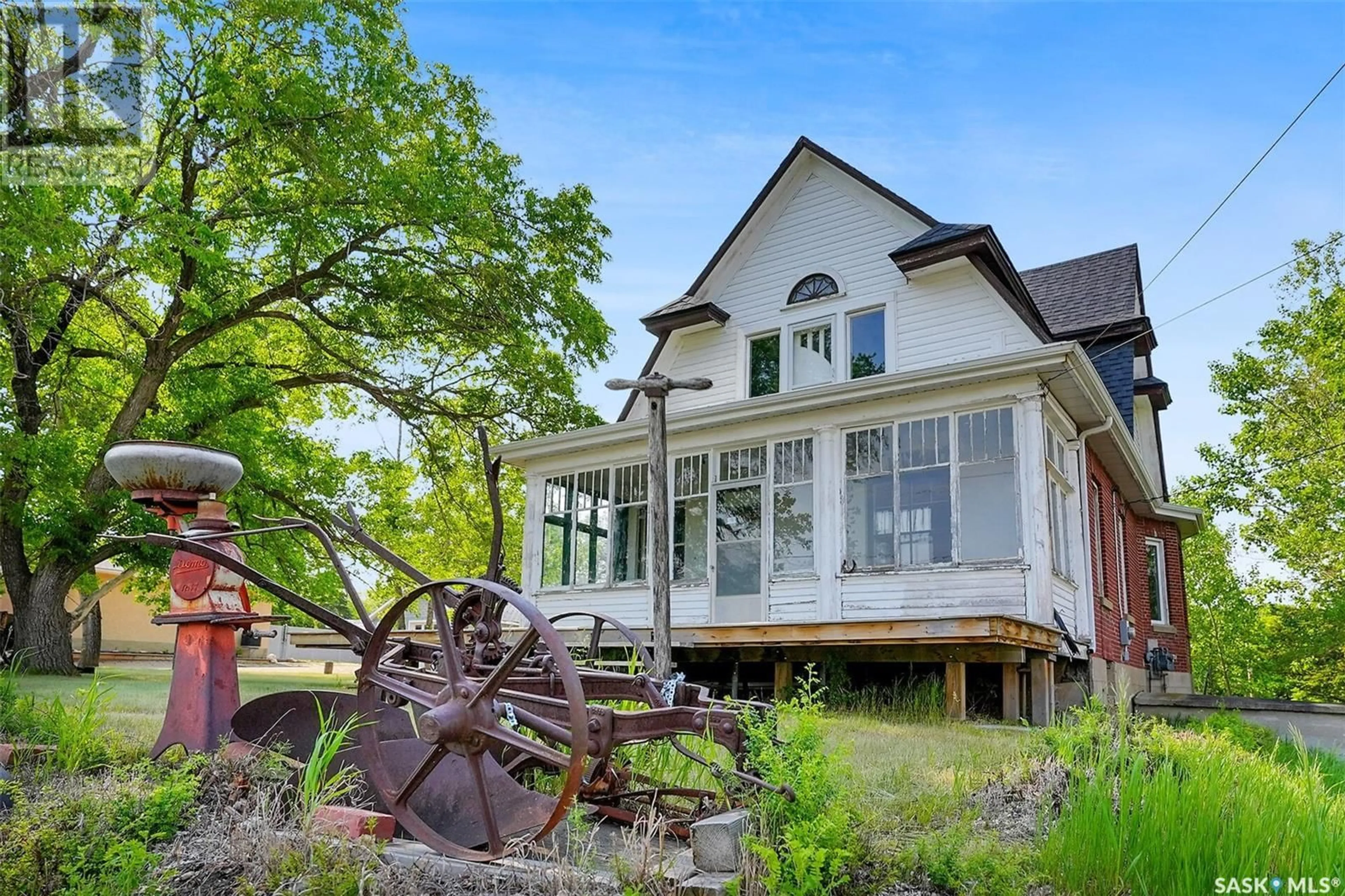 A pic from outside/outdoor area/front of a property/back of a property/a pic from drone, building for 45 KELLY AVENUE, Lumsden Saskatchewan S0G3C0