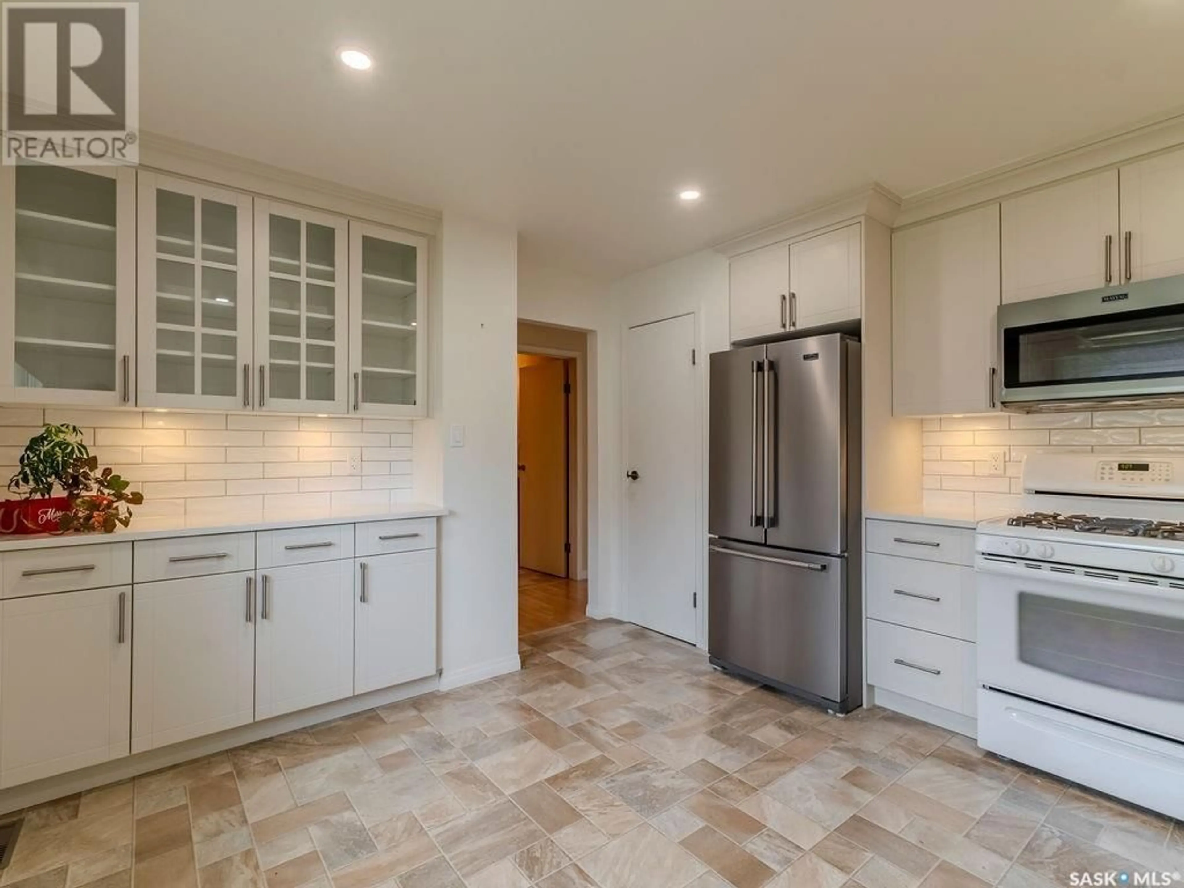 Open concept kitchen, ceramic/tile floor for 218 TACHE CRESCENT, Saskatoon Saskatchewan S7L5G3