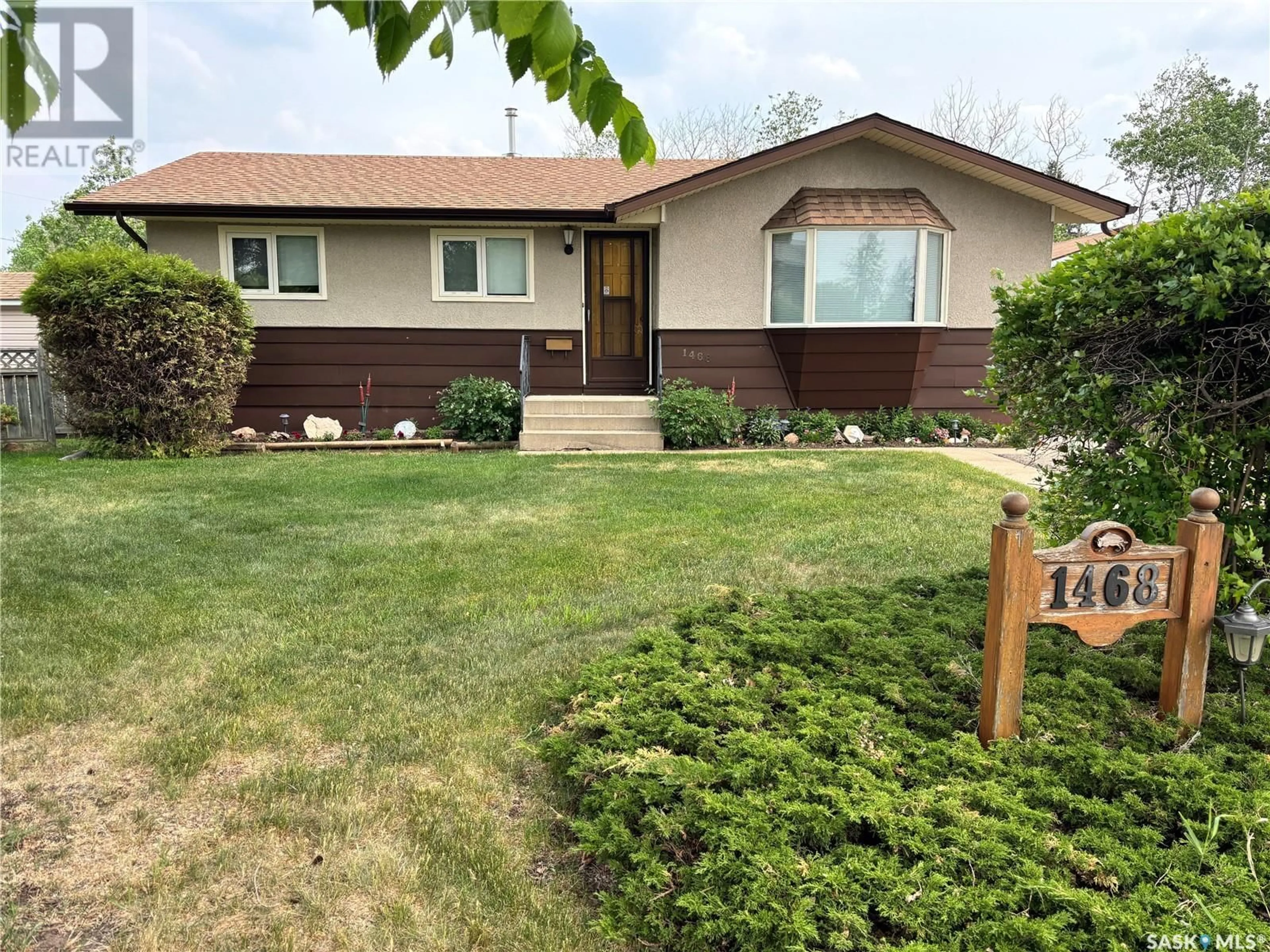 Home with vinyl exterior material, street for 1468 GOSHEN PLACE, Prince Albert Saskatchewan S6V0R8
