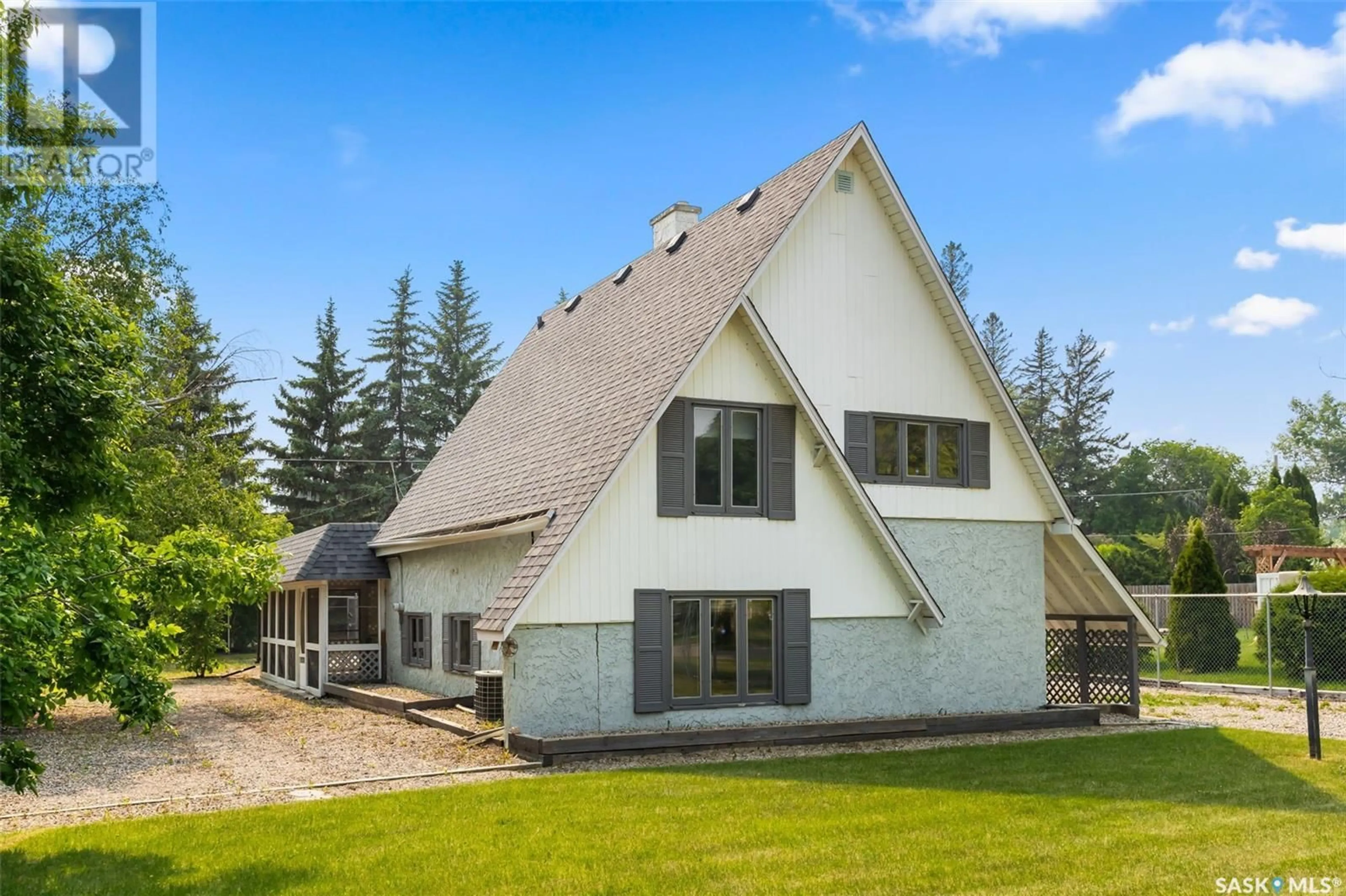 A pic from outside/outdoor area/front of a property/back of a property/a pic from drone, building for 808 GRAND AVENUE, Indian Head Saskatchewan S0G2K0