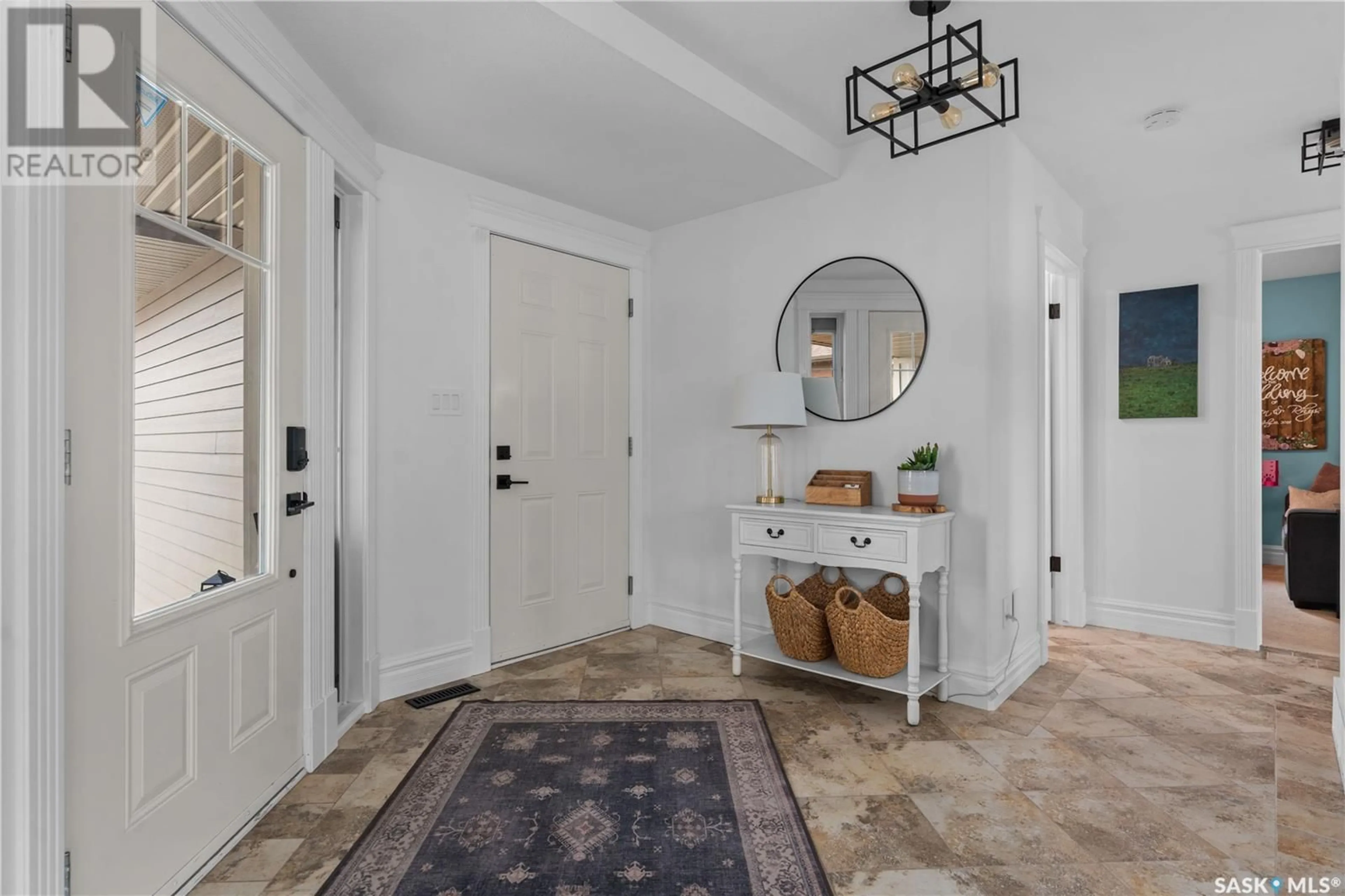 Indoor entryway for 7014 MAPLE RIDGE DRIVE, Regina Saskatchewan S4X0E9