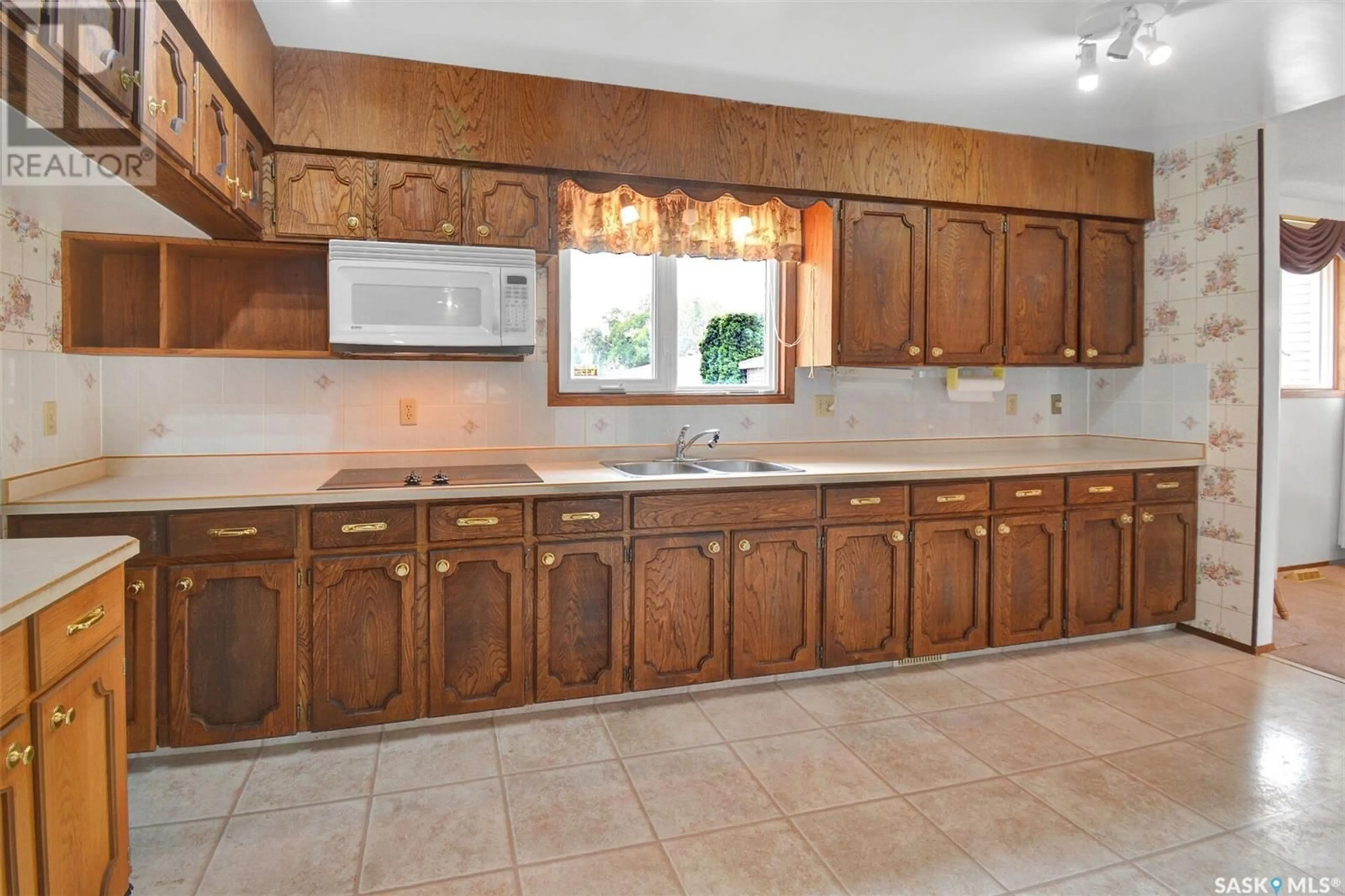 Standard kitchen, ceramic/tile floor for 359 COPPERMINE CRESCENT, Saskatoon Saskatchewan S7K4L5