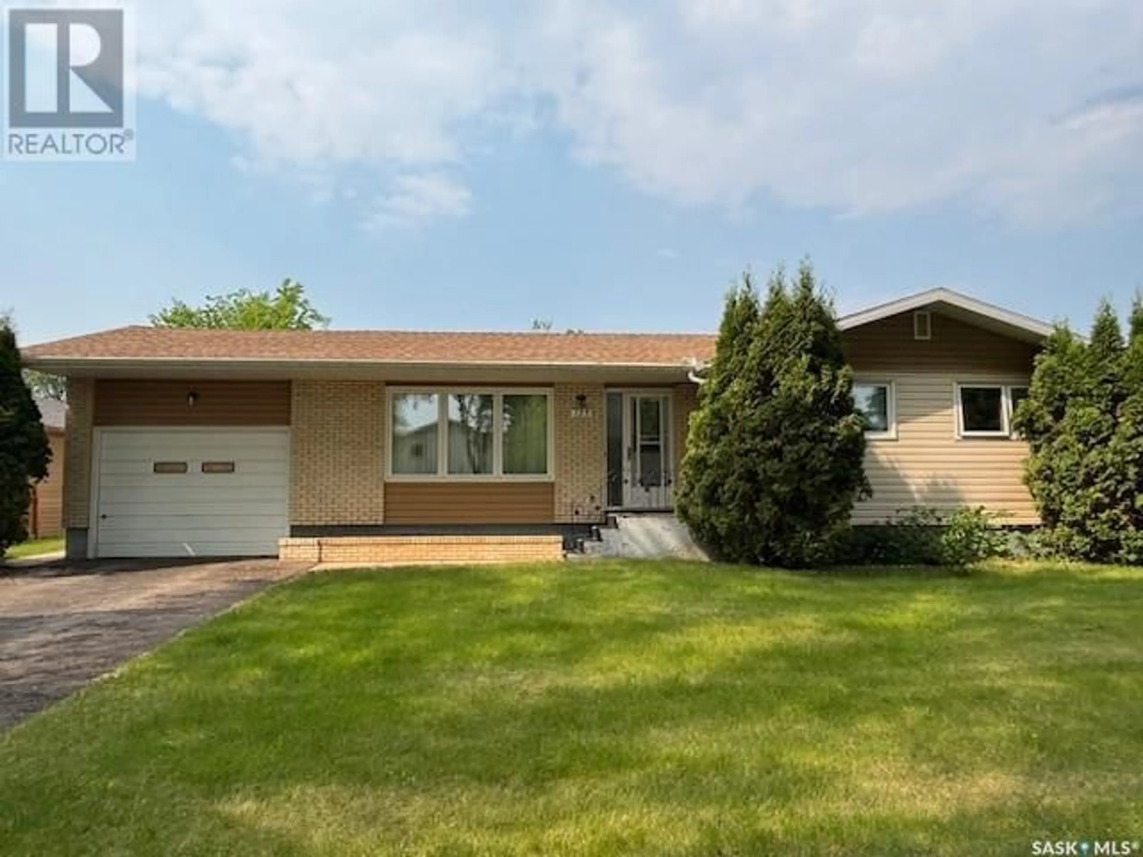 Home with vinyl exterior material, street for 123 CENTRE AVENUE, Canora Saskatchewan S0A0L0