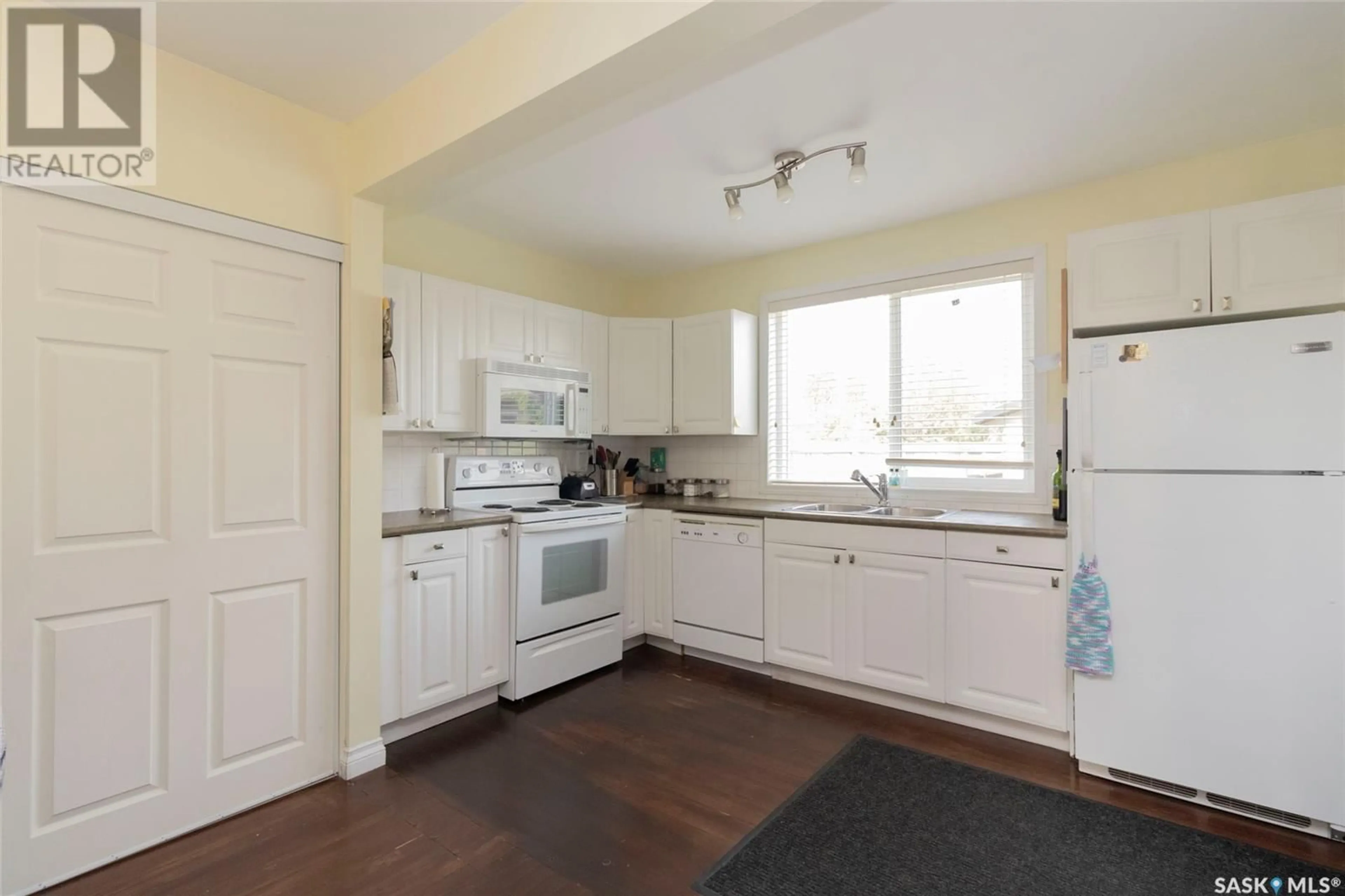 Standard kitchen, unknown for 224 X AVENUE, Saskatoon Saskatchewan S7M3H3