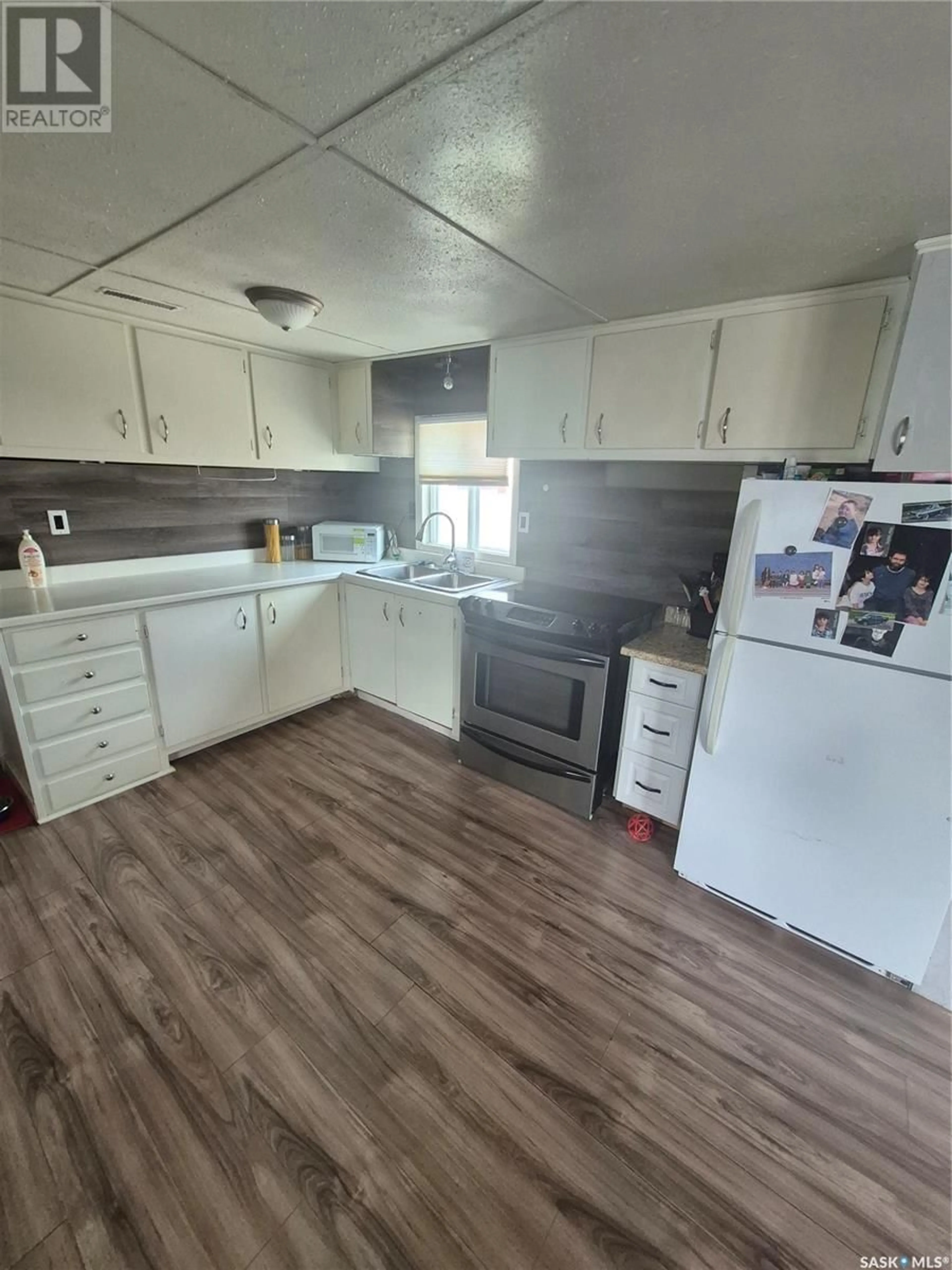 Standard kitchen, unknown for 11 219 GRANT STREET, Saskatoon Saskatchewan S7H0S4