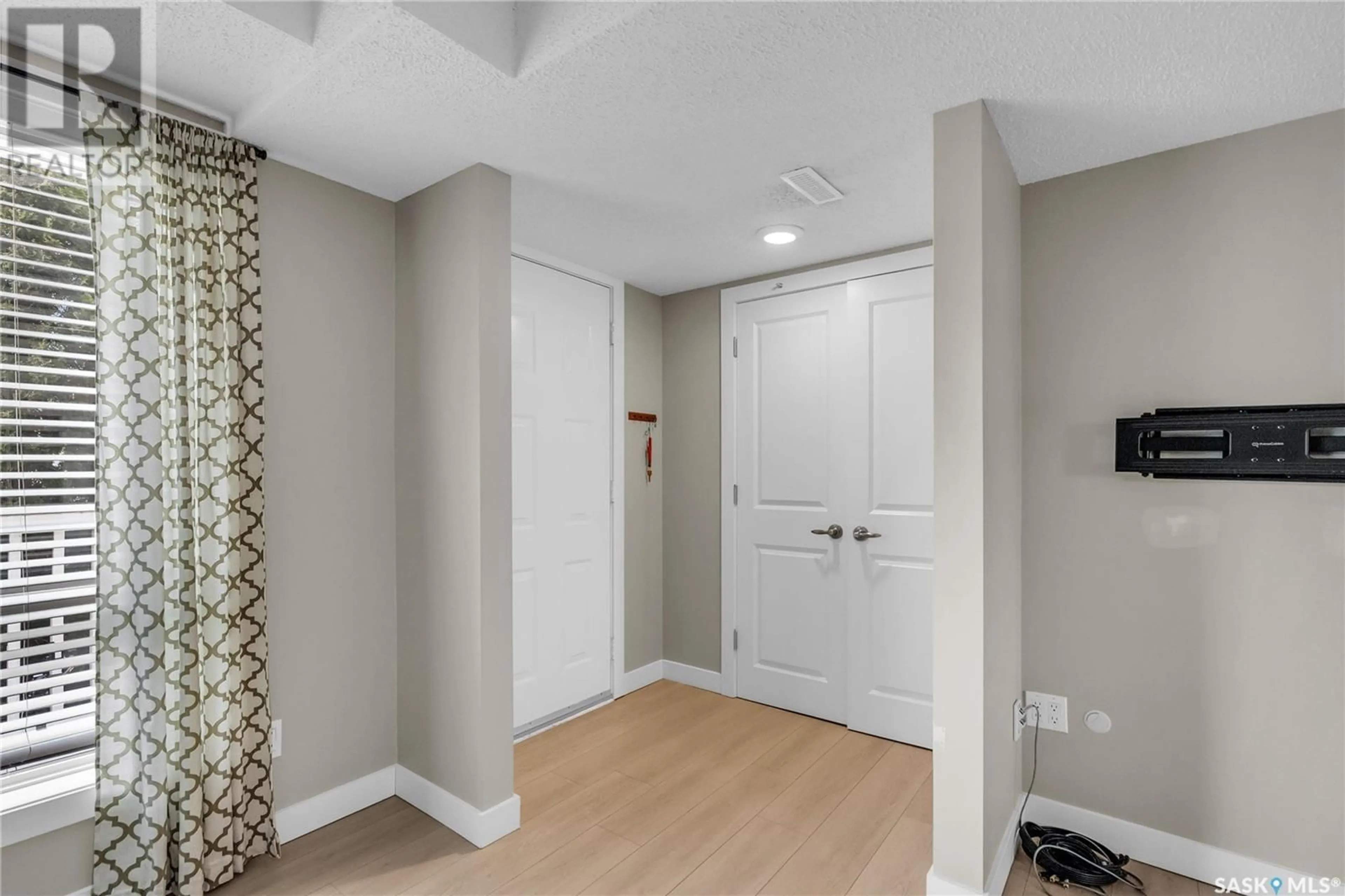 Indoor entryway for 227 - 157 SAGUENAY DRIVE, Saskatoon Saskatchewan S7K6P7