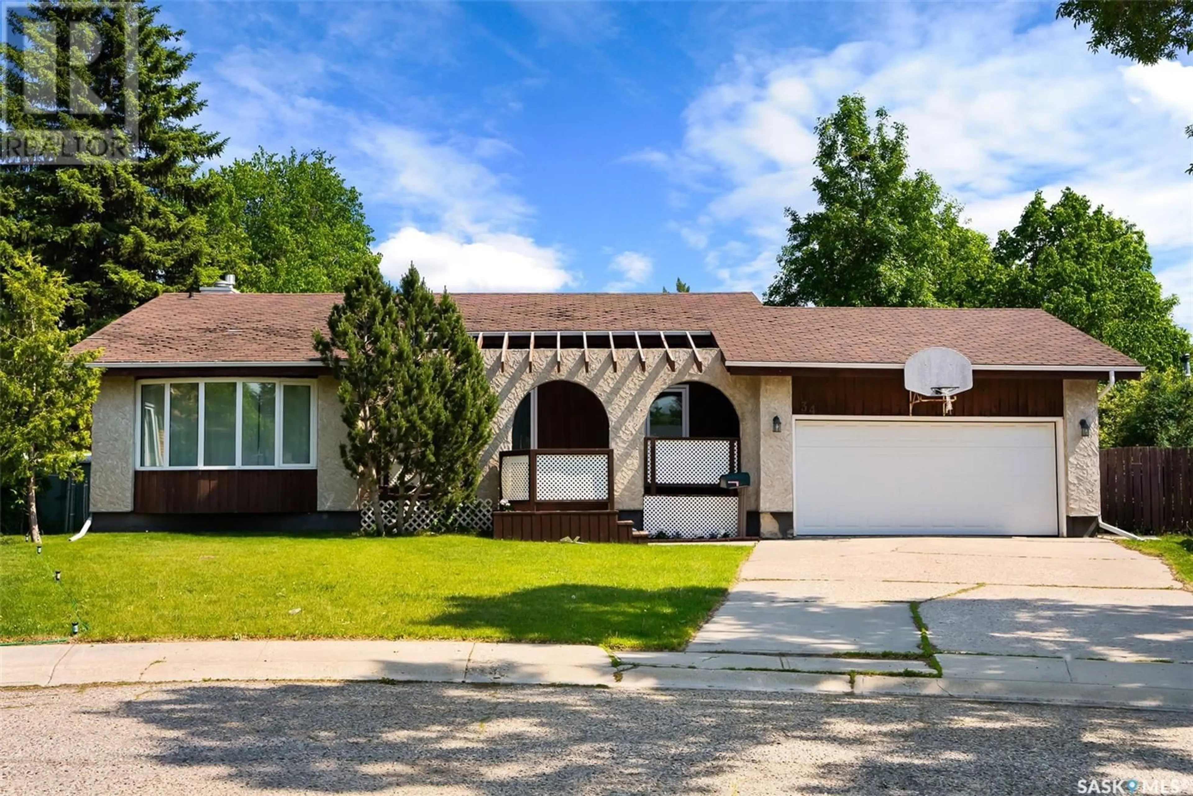 Home with vinyl exterior material, street for 34 BALGONIE BAY, Regina Saskatchewan S4R7K3