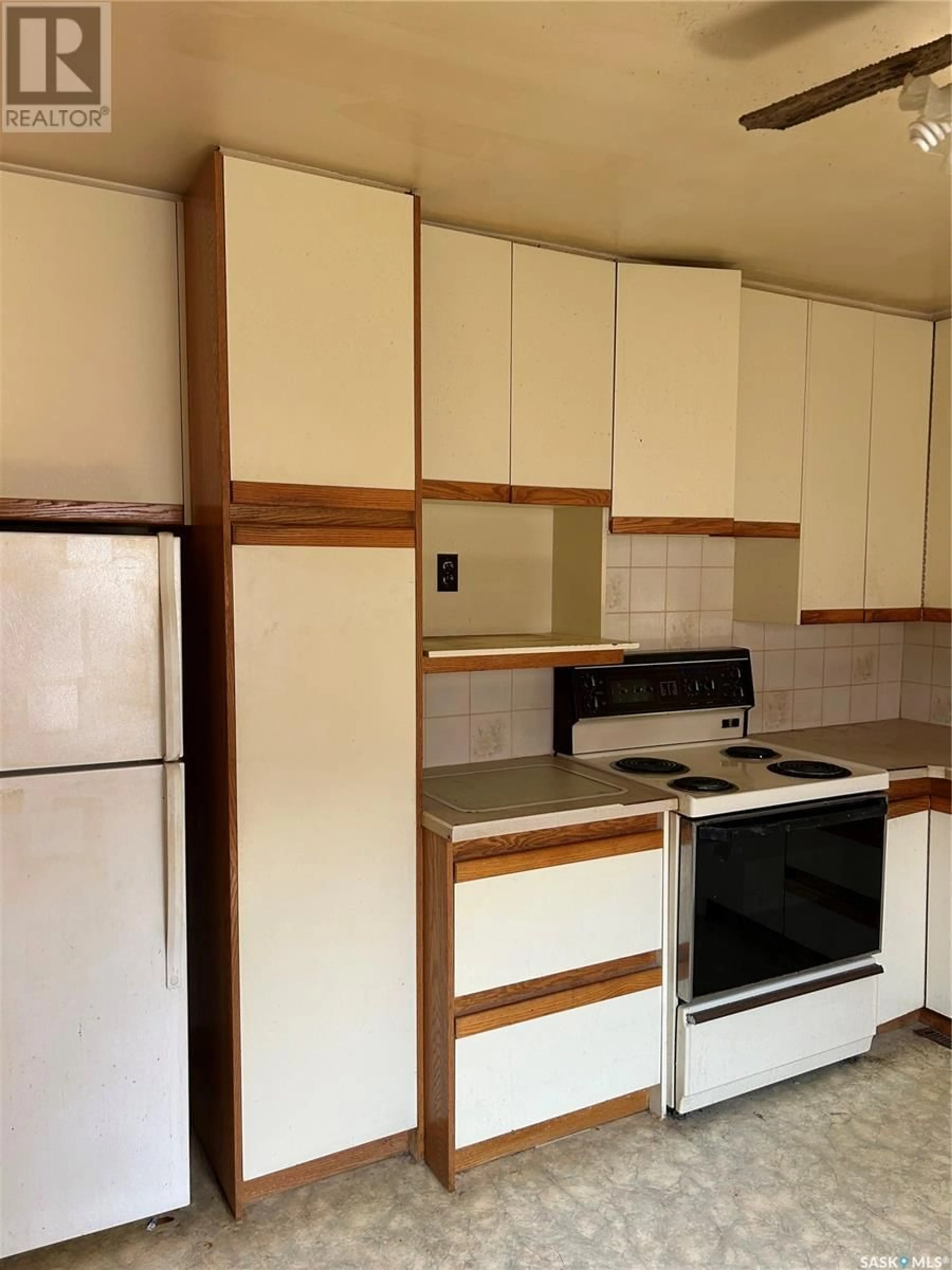 Standard kitchen, unknown for 1250 LINDSAY STREET, Regina Saskatchewan S4N3B3