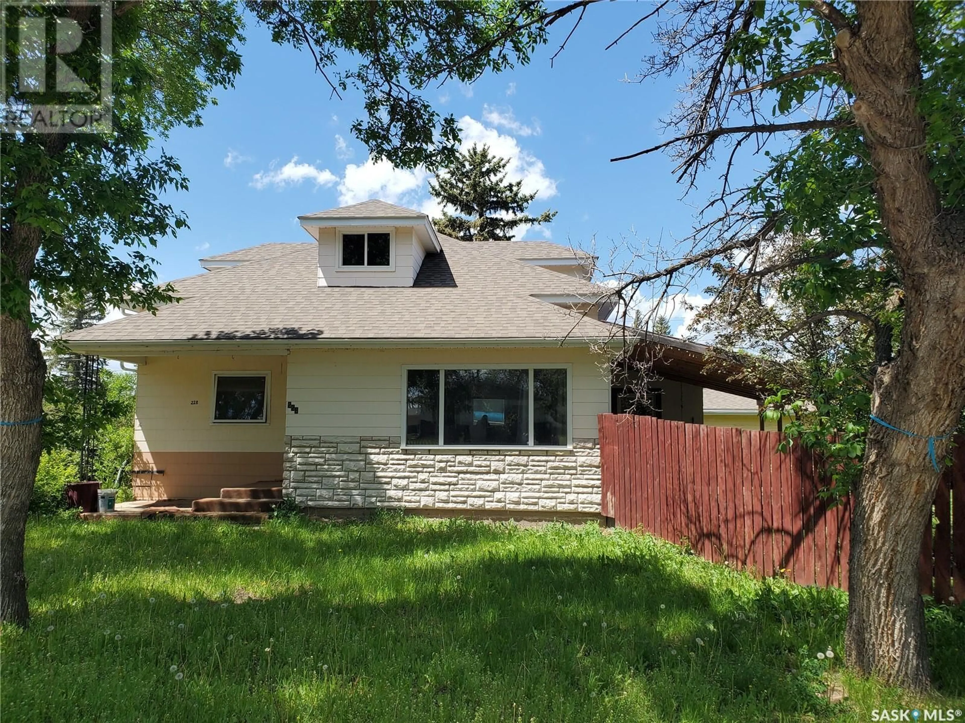 Home with vinyl exterior material, street for 228 4TH STREET, Ponteix Saskatchewan S0N1Z0
