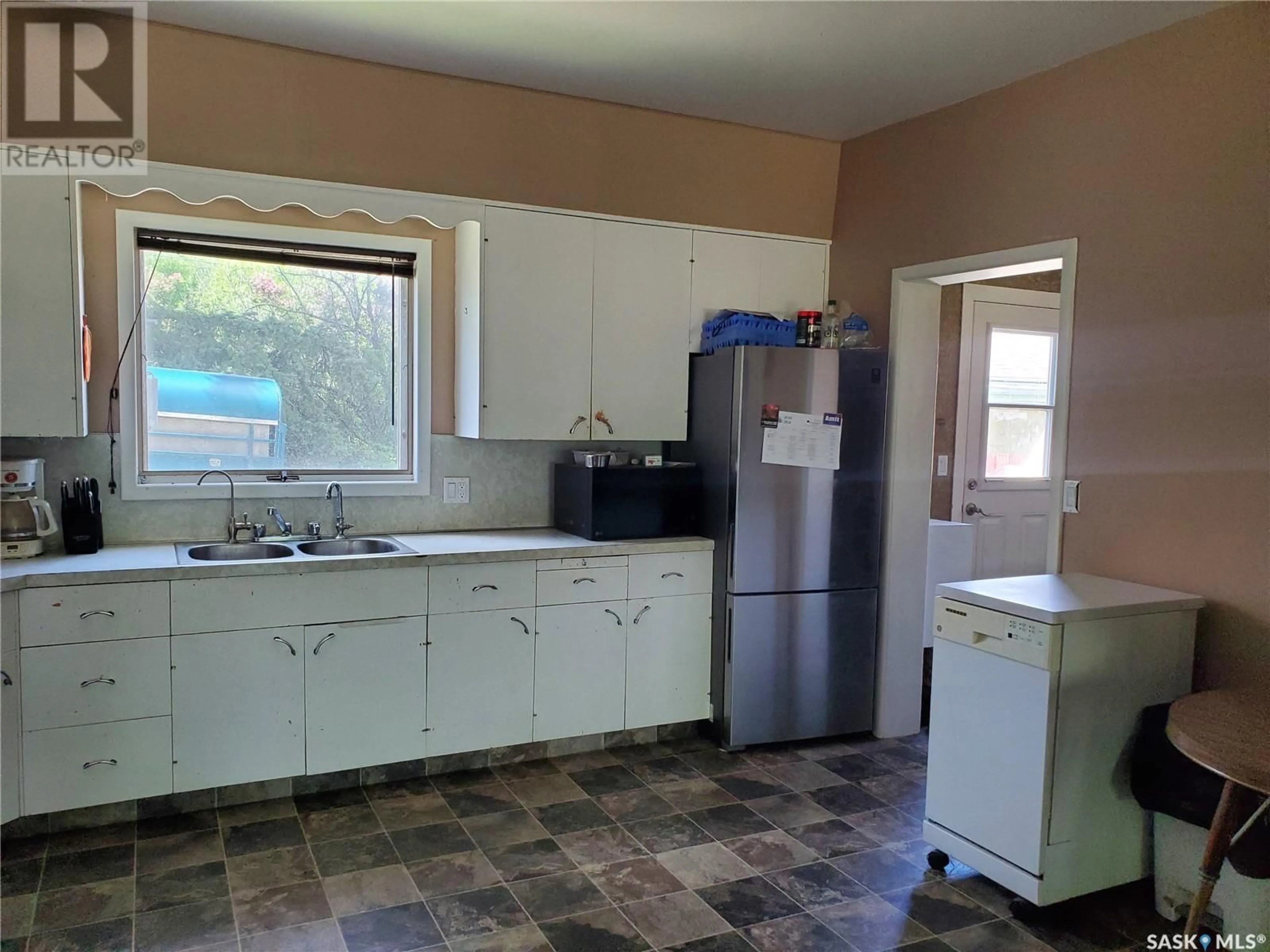 Standard kitchen, ceramic/tile floor for 228 4TH STREET, Ponteix Saskatchewan S0N1Z0