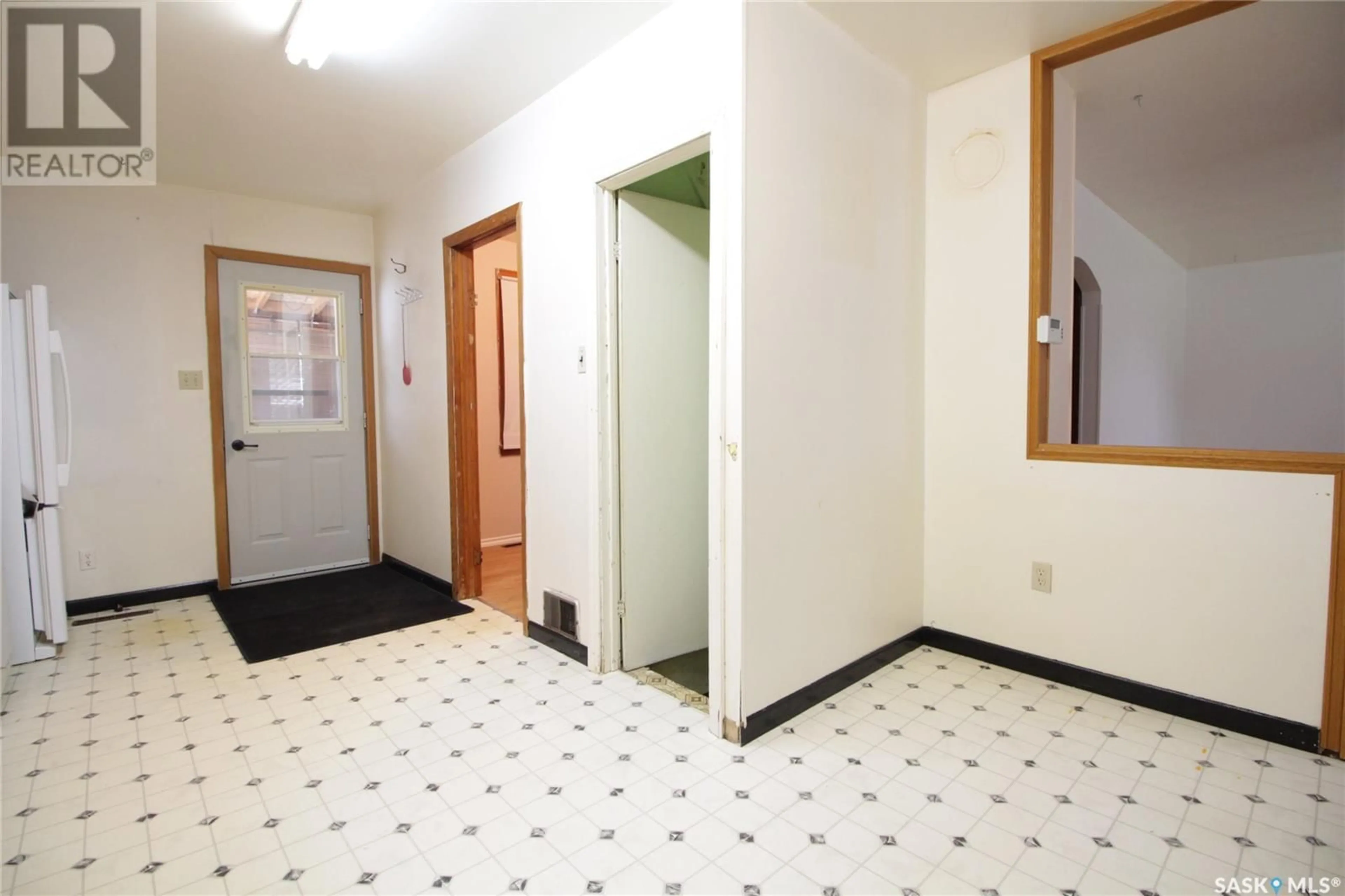 Indoor foyer for 812 SOUTHESK STREET, Whitewood Saskatchewan S0G5C0
