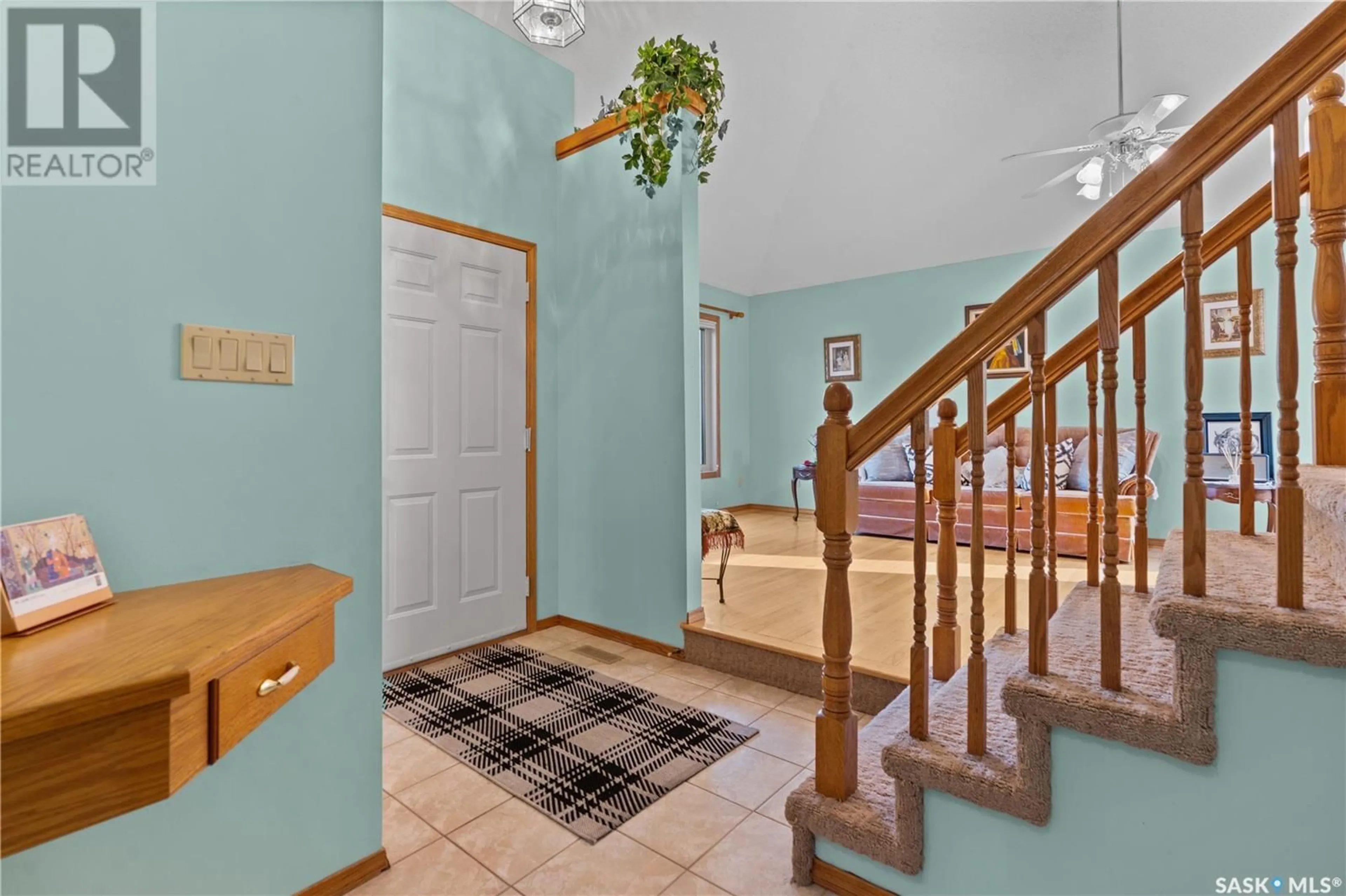 Indoor foyer for 1430 WASCANA HIGHLANDS, Regina Saskatchewan S4V2K2