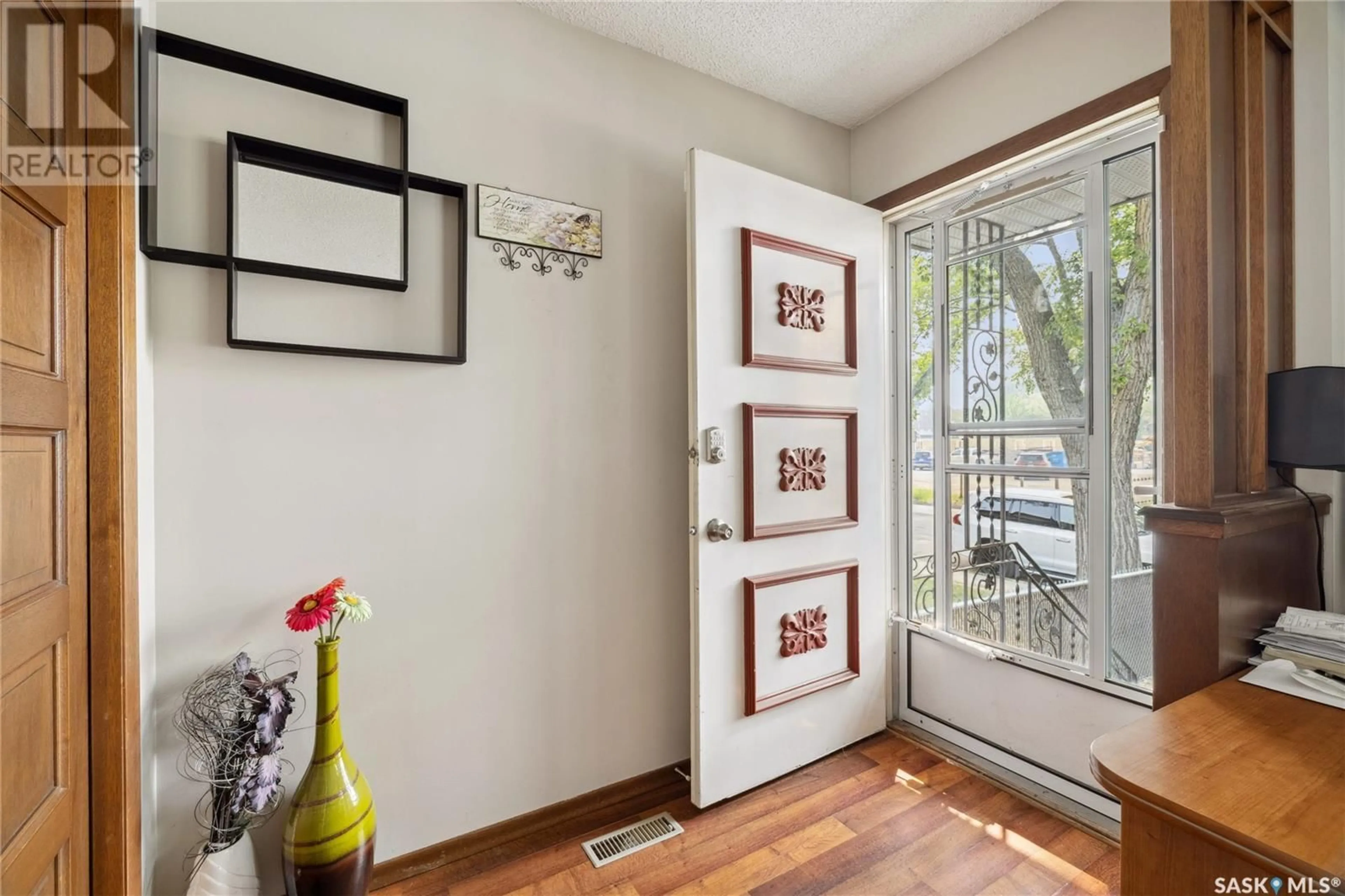 Indoor entryway for 1921 TORONTO STREET, Regina Saskatchewan S4P1M9