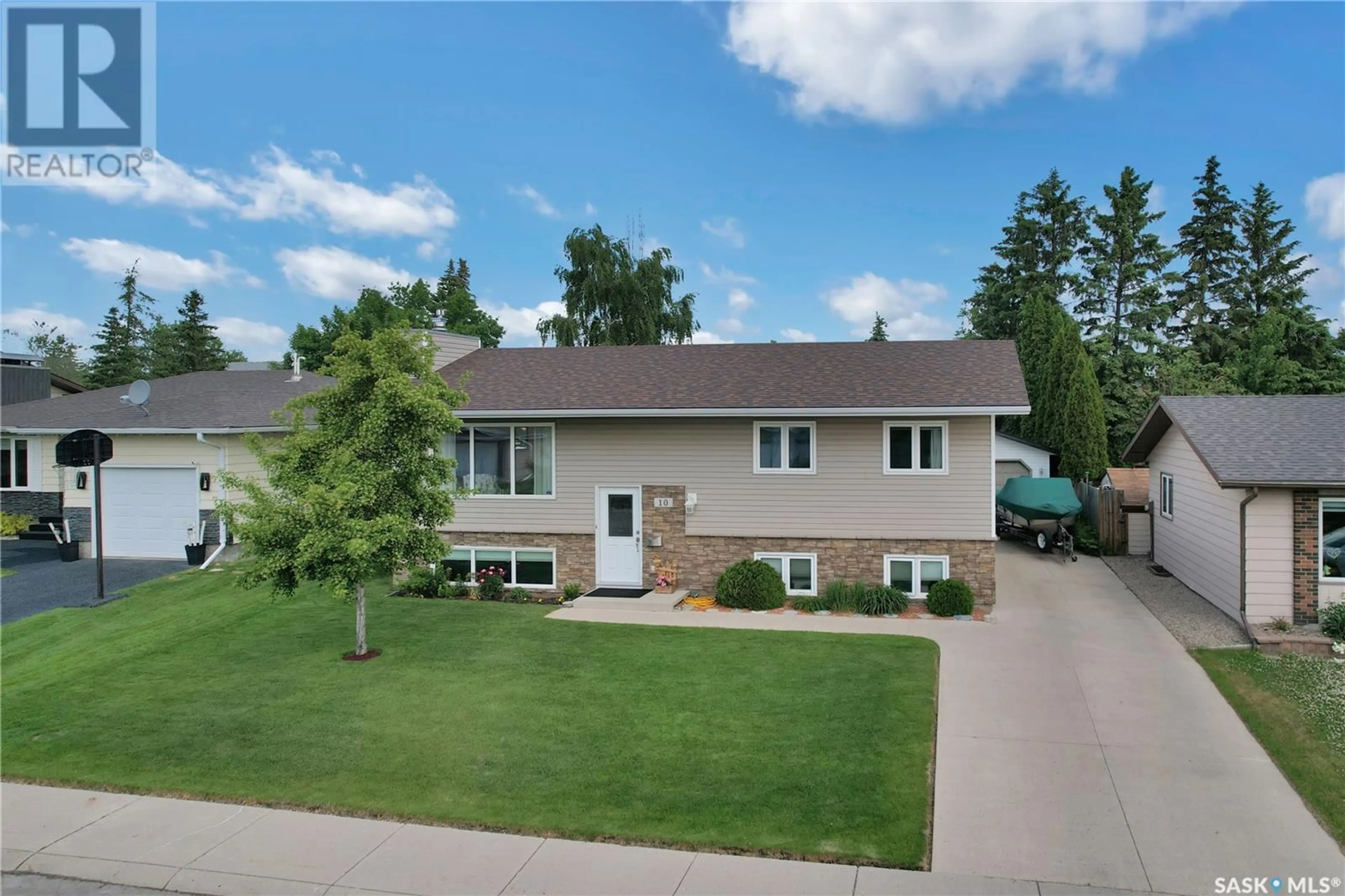 A pic from outside/outdoor area/front of a property/back of a property/a pic from drone, street for 10 MANITOU COURT, Saskatoon Saskatchewan S7K5G3