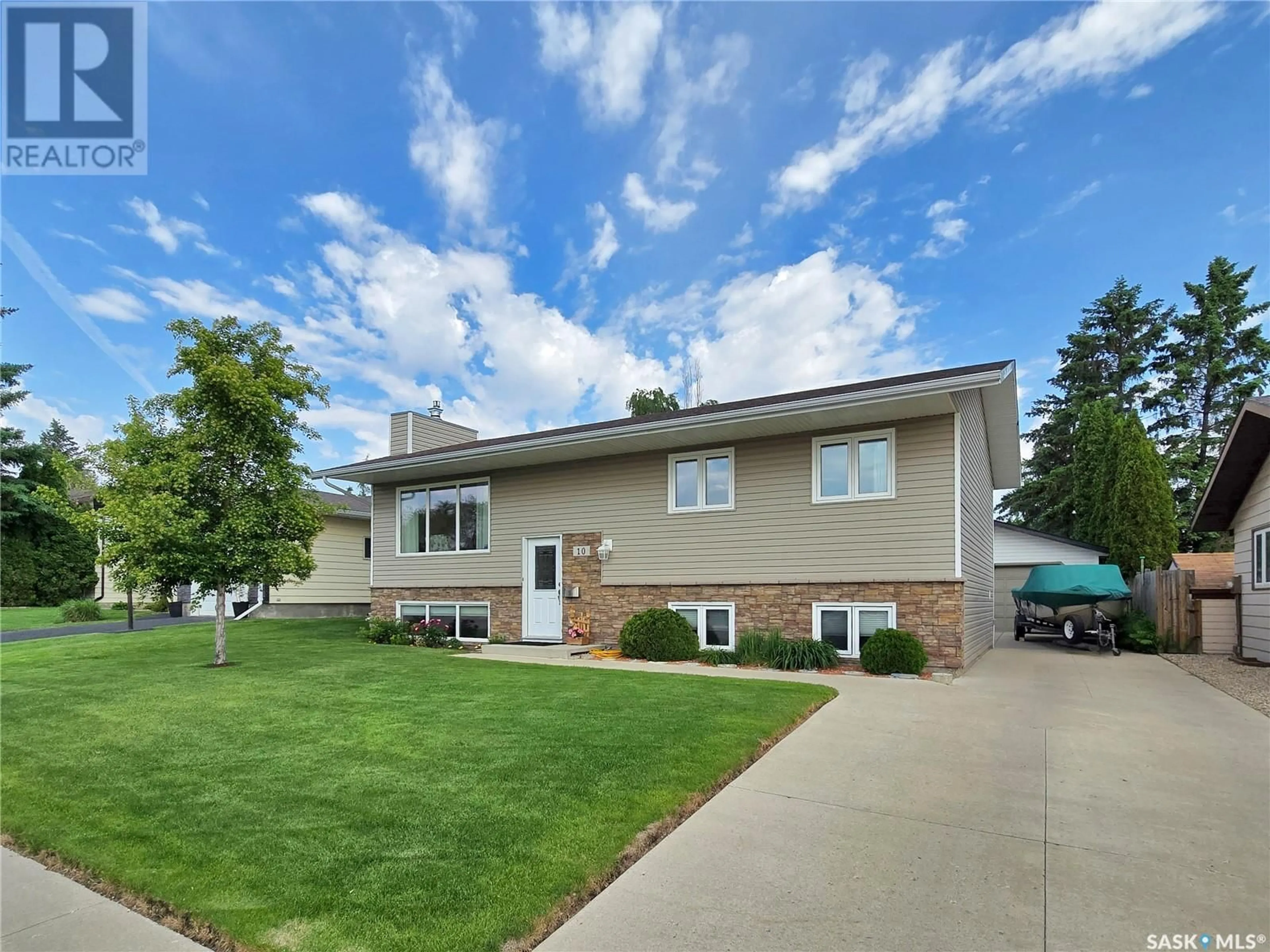 Home with vinyl exterior material, street for 10 MANITOU COURT, Saskatoon Saskatchewan S7K5G3