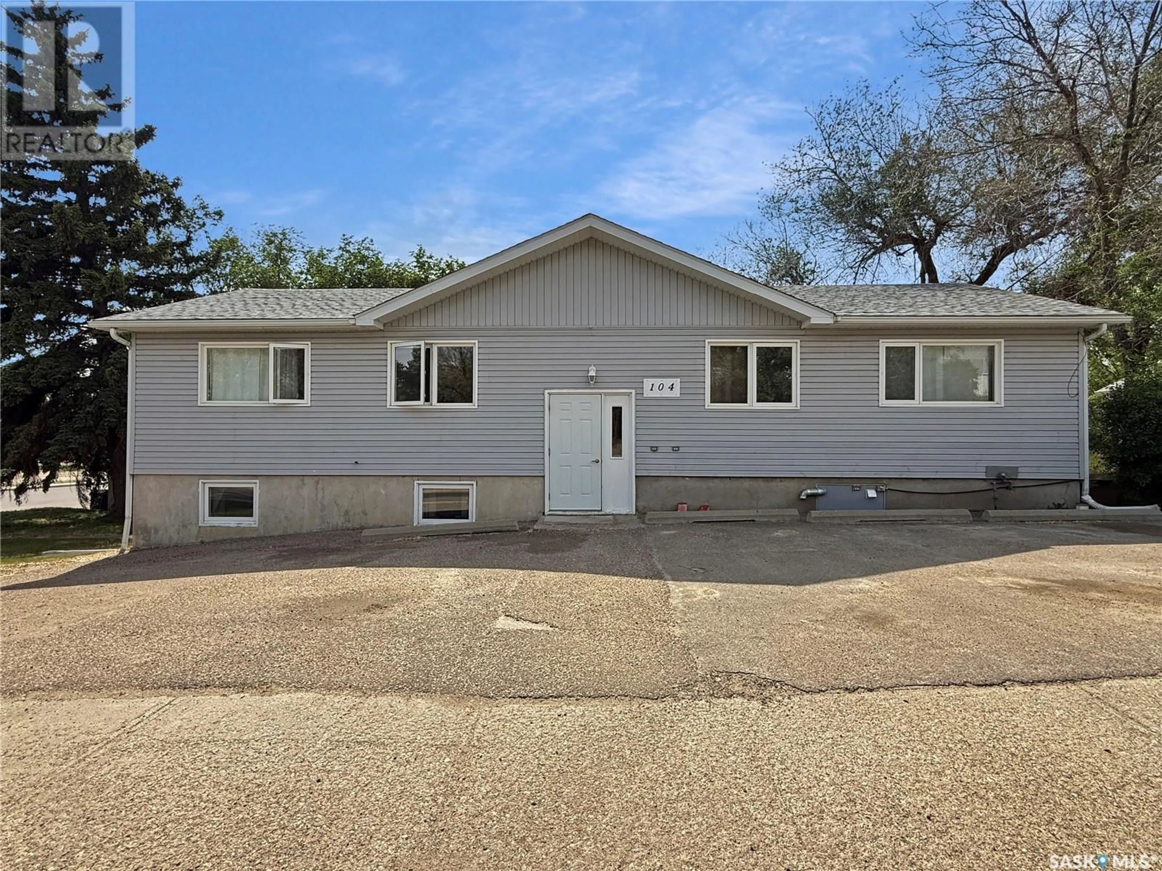 Home with vinyl exterior material, unknown for 104 6TH AVENUE, Swift Current Saskatchewan S9H2M1