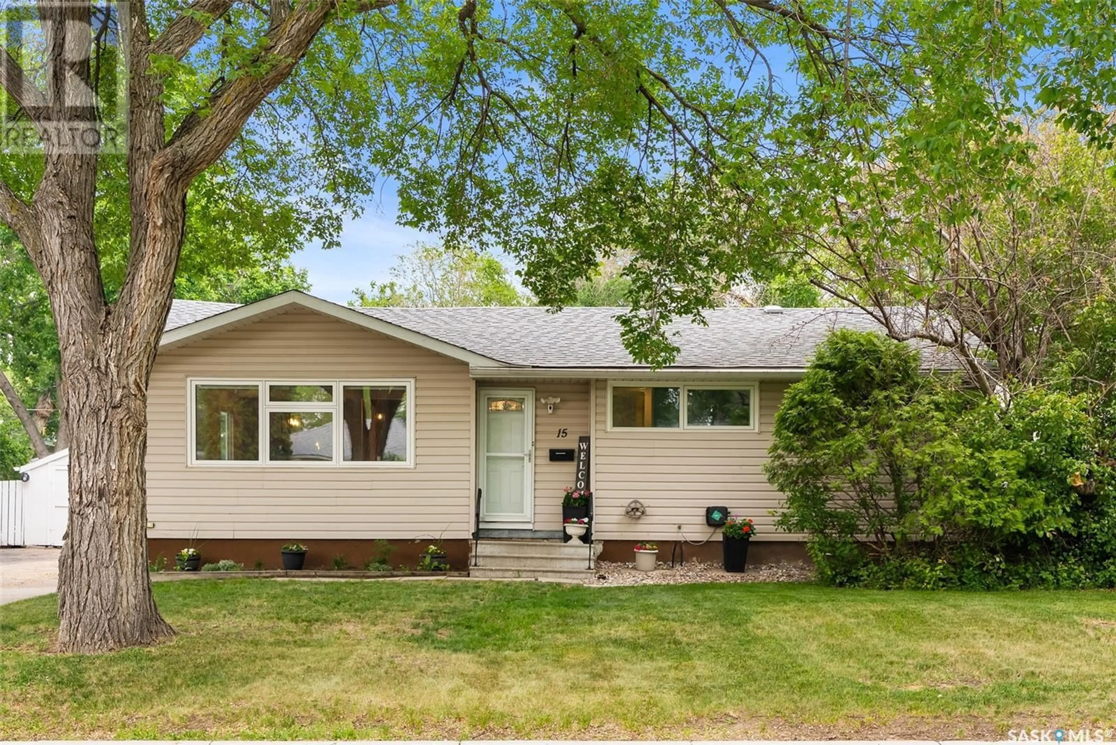Home with vinyl exterior material, street for 15 HAWTHORNE CRESCENT, Regina Saskatchewan S4S4Y1