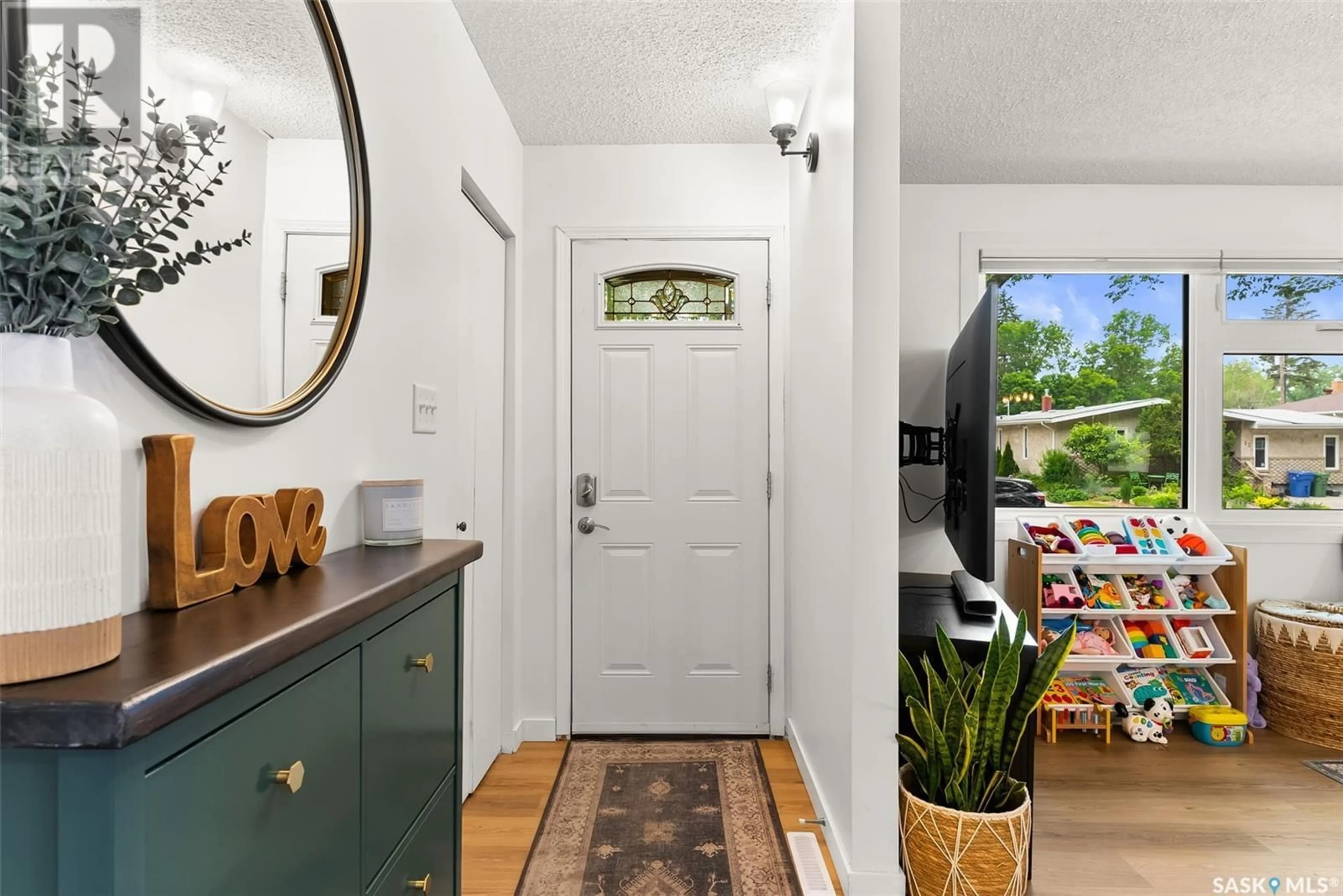 Indoor entryway for 15 HAWTHORNE CRESCENT, Regina Saskatchewan S4S4Y1