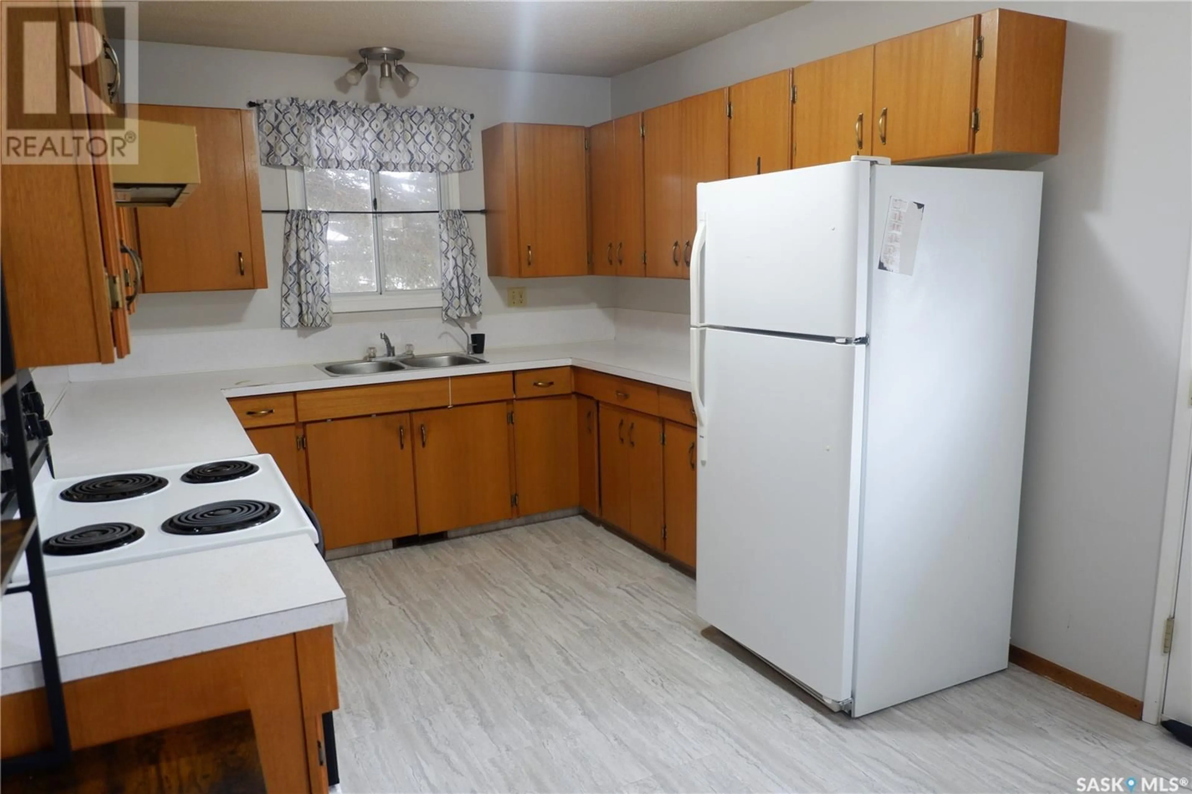 Standard kitchen, unknown for 407 3RD AVENUE, Assiniboia Saskatchewan S0H0B0