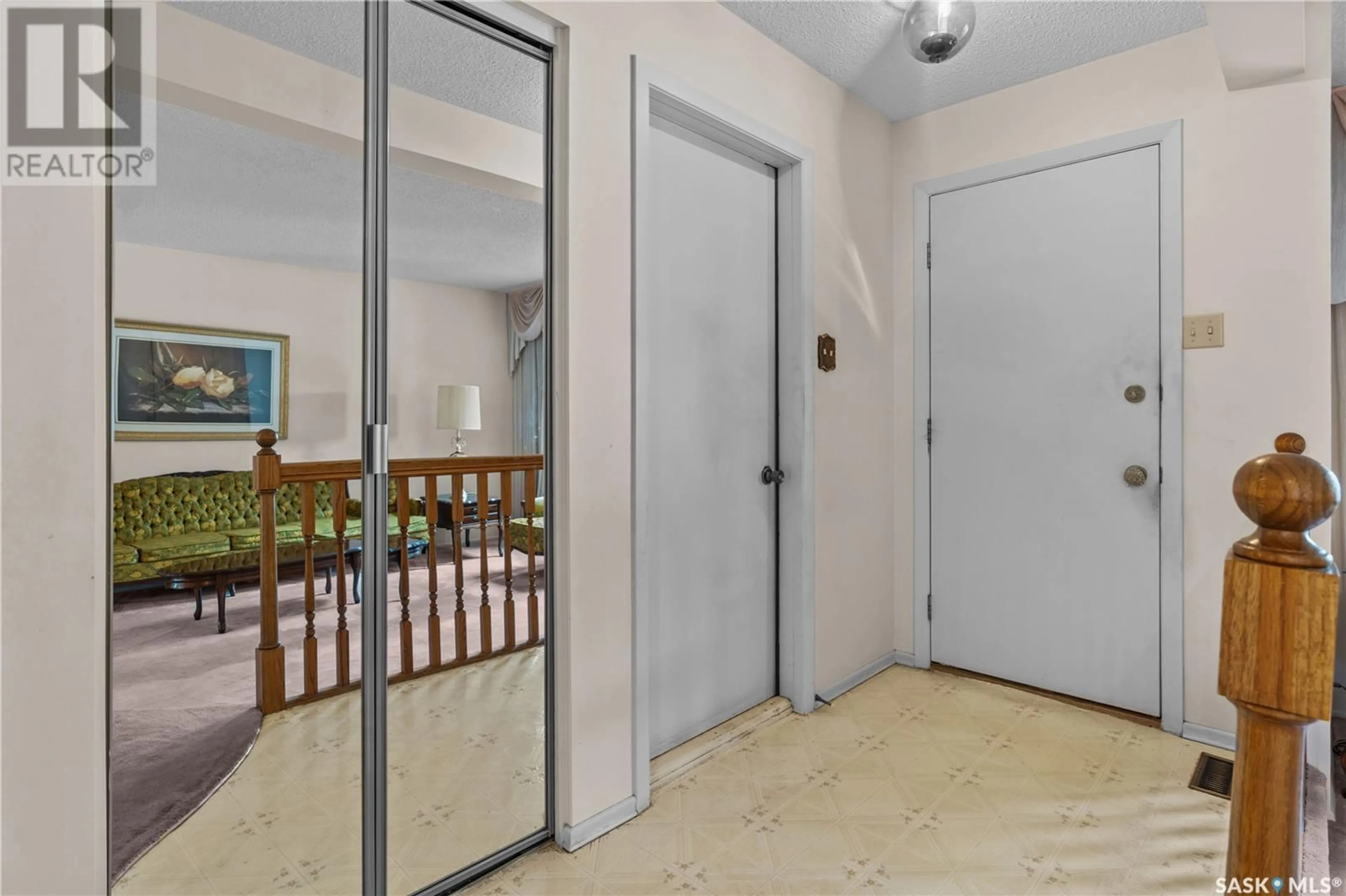 Indoor foyer for 2614 KLIMAN CRESCENT, Regina Saskatchewan S4V0M2