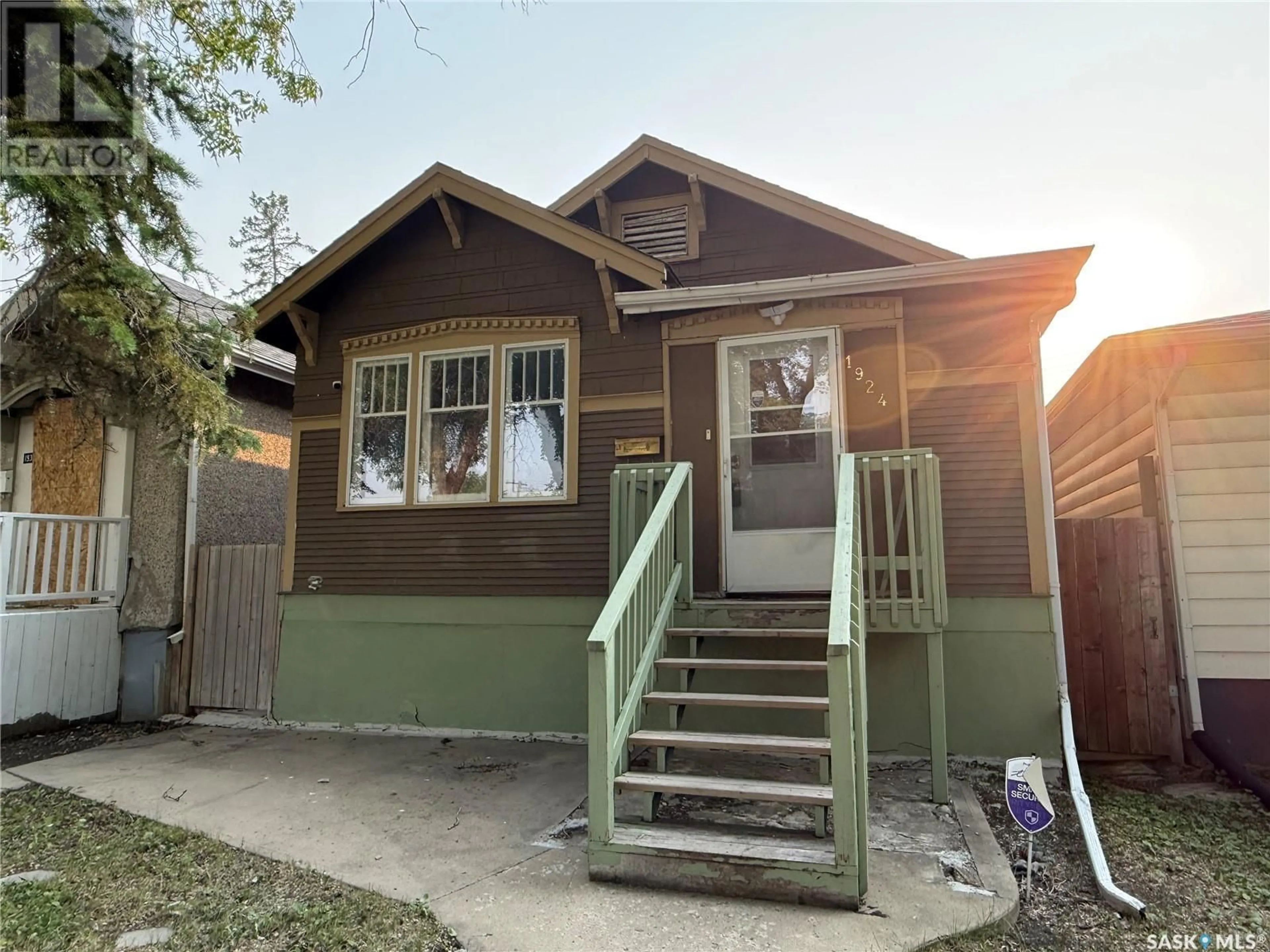 Home with vinyl exterior material, street for 1924 QUEBEC STREET, Regina Saskatchewan S4P1J7