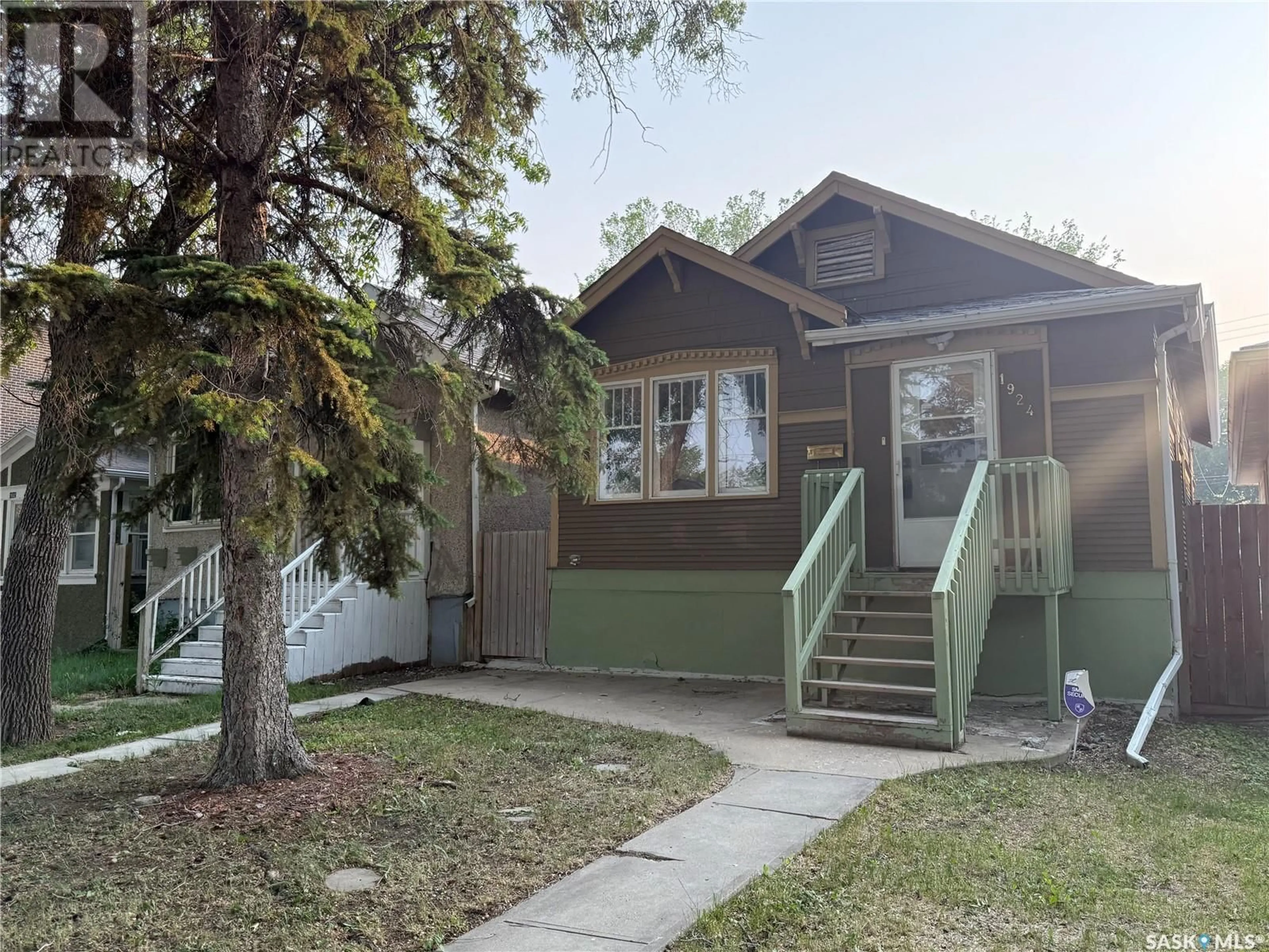 Home with vinyl exterior material, street for 1924 QUEBEC STREET, Regina Saskatchewan S4P1J7