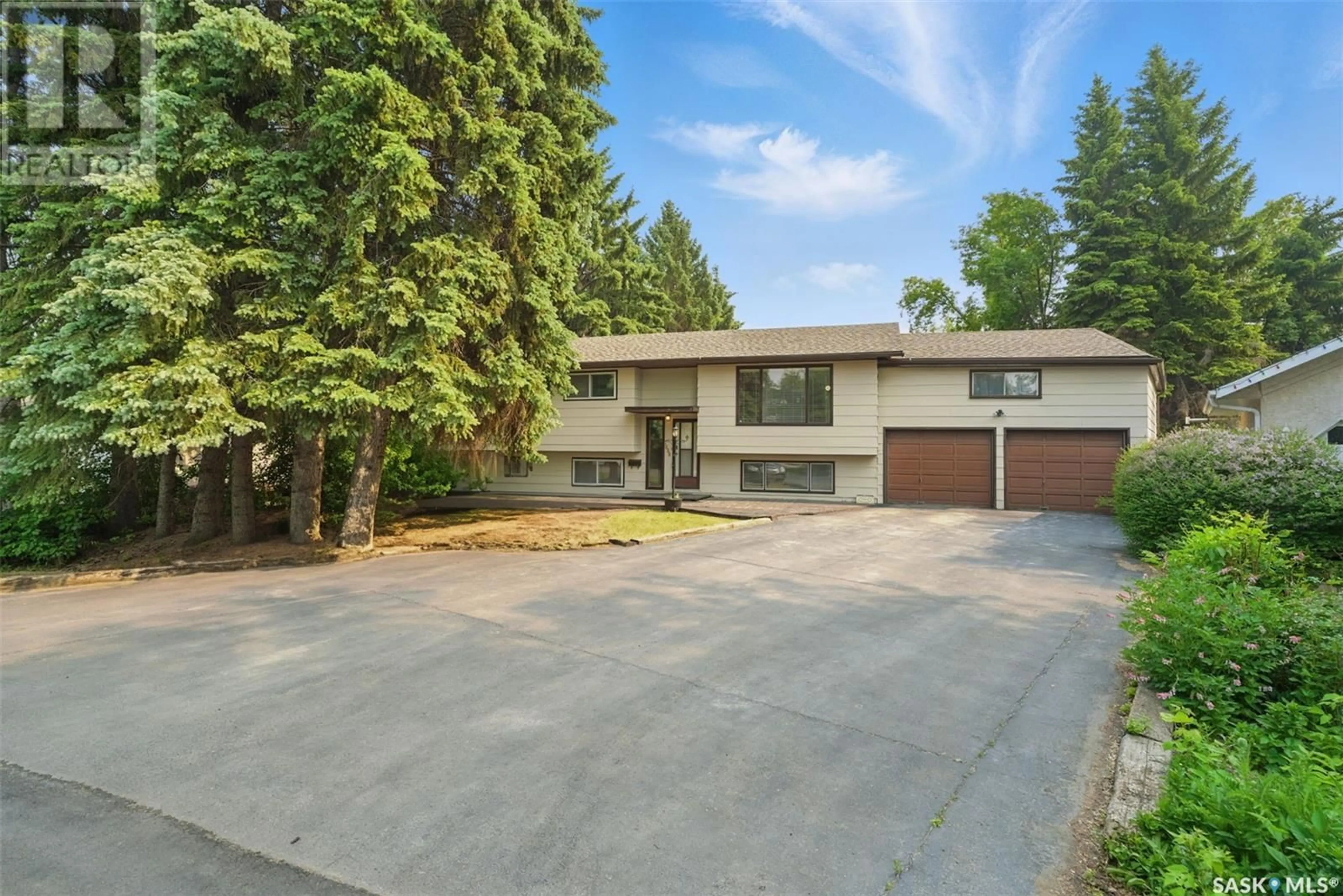 A pic from outside/outdoor area/front of a property/back of a property/a pic from drone, street for 1658 BADER CRESCENT, Saskatoon Saskatchewan S7M3V3