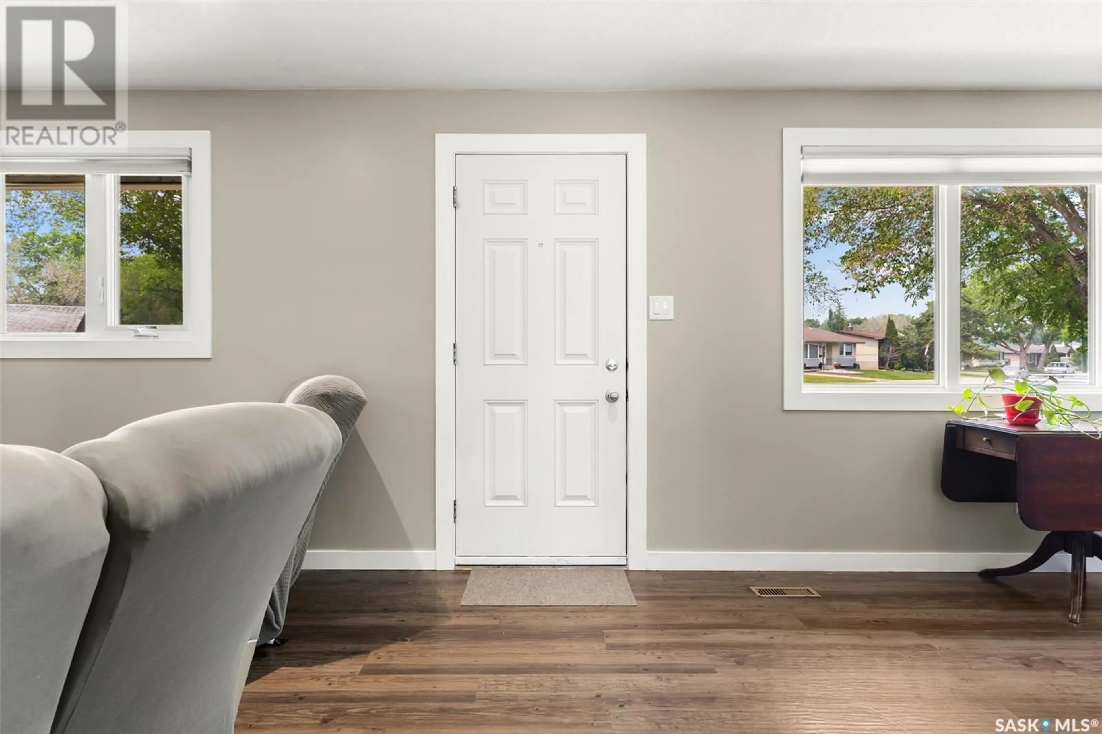 Indoor entryway for 19 LE JEUNE PLACE, Regina Saskatchewan S4T6K2