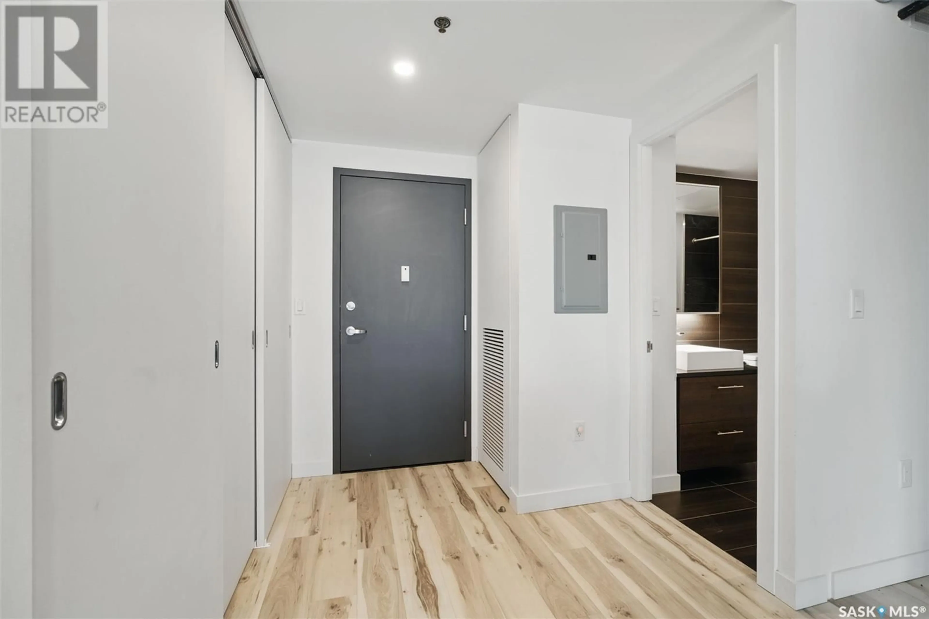 Indoor entryway for 203 - 490 2ND AVENUE, Saskatoon Saskatchewan S7K4H5
