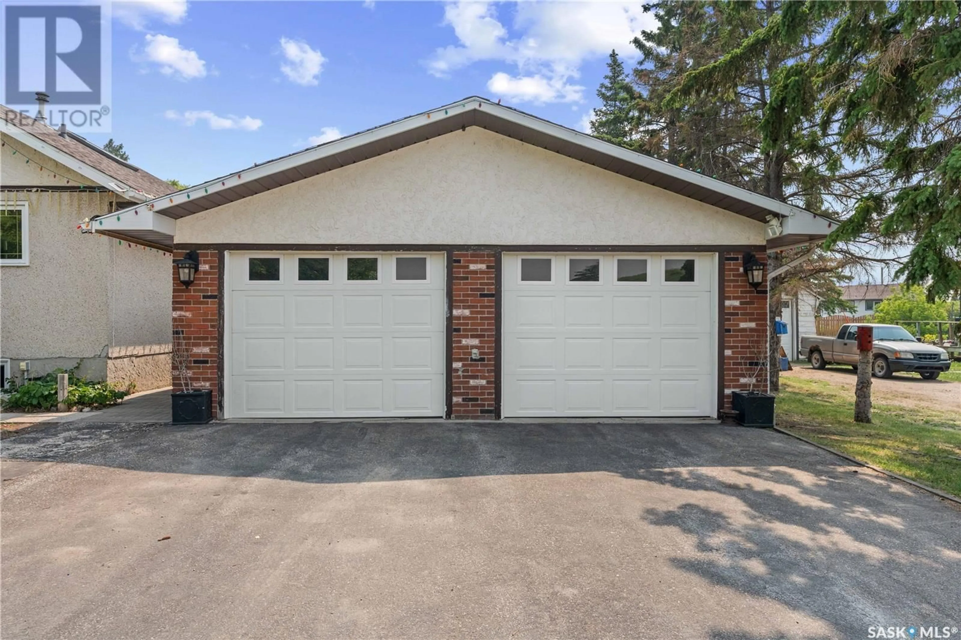 Indoor garage for 209 PATRICK STREET, Lipton Saskatchewan S0G3B0