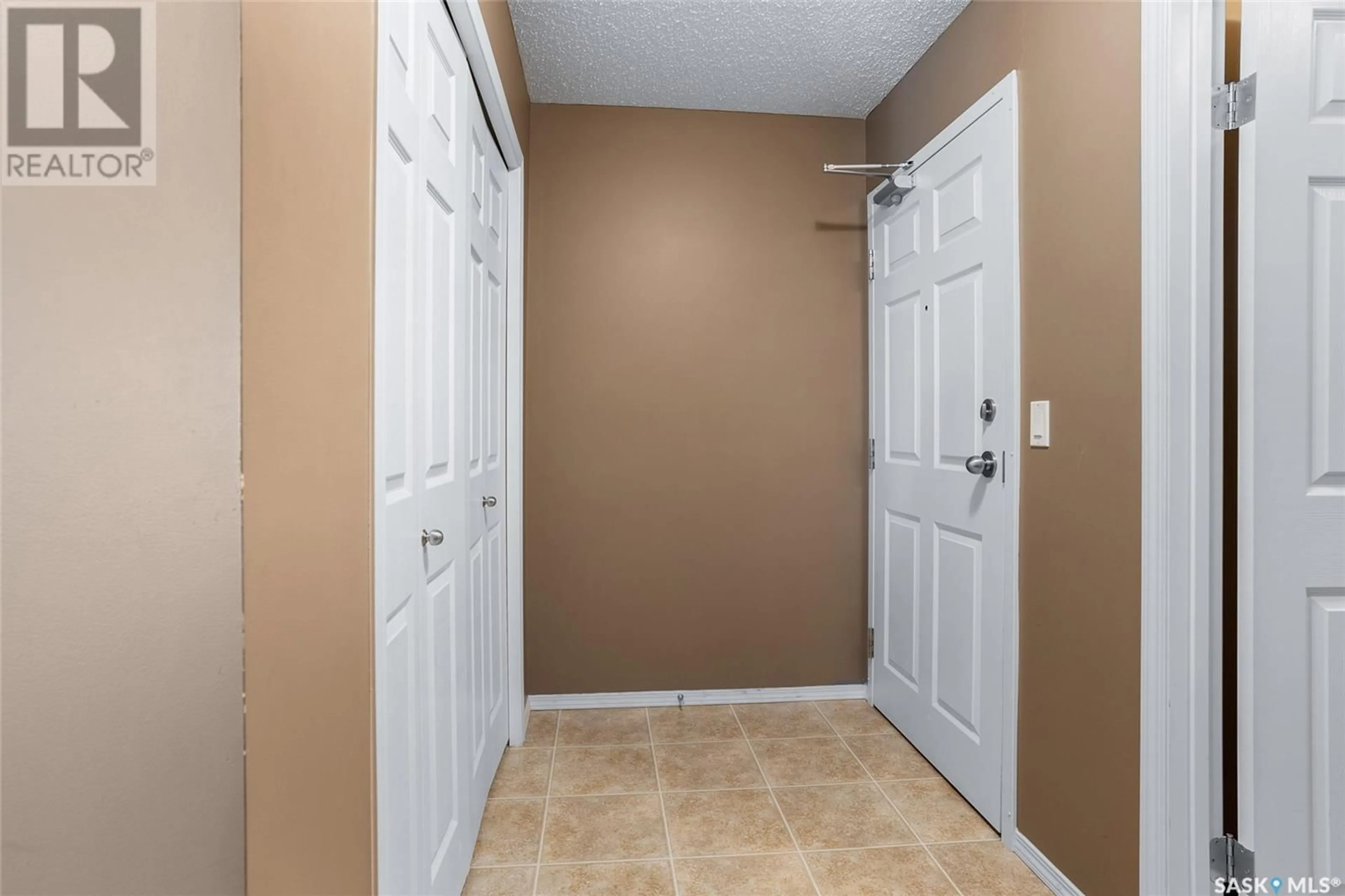 Indoor entryway for 303 - 215 LOWE ROAD, Saskatoon Saskatchewan S7S1P2