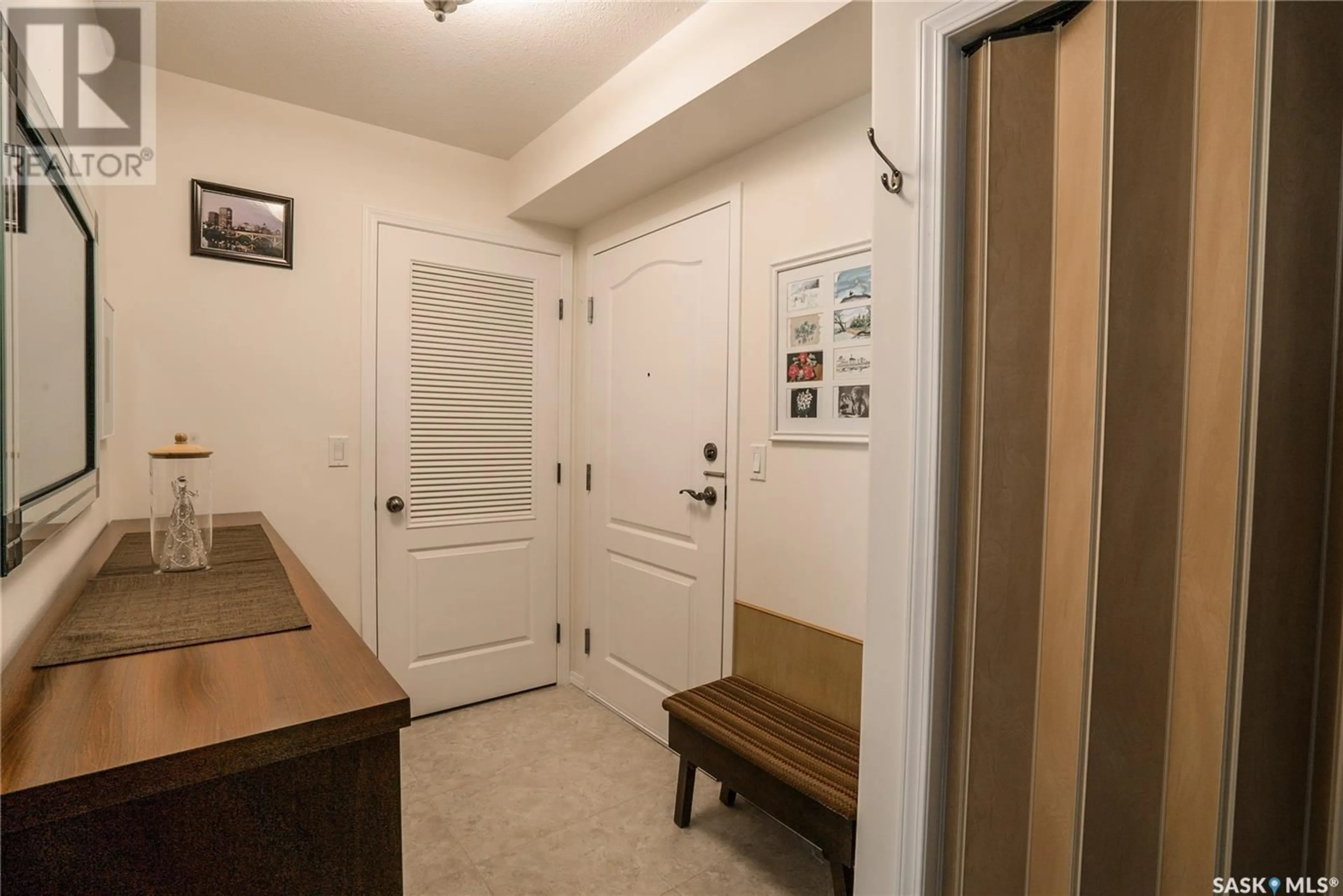 Indoor entryway for 405 - 1622 ACADIA DRIVE, Saskatoon Saskatchewan S7H5H7