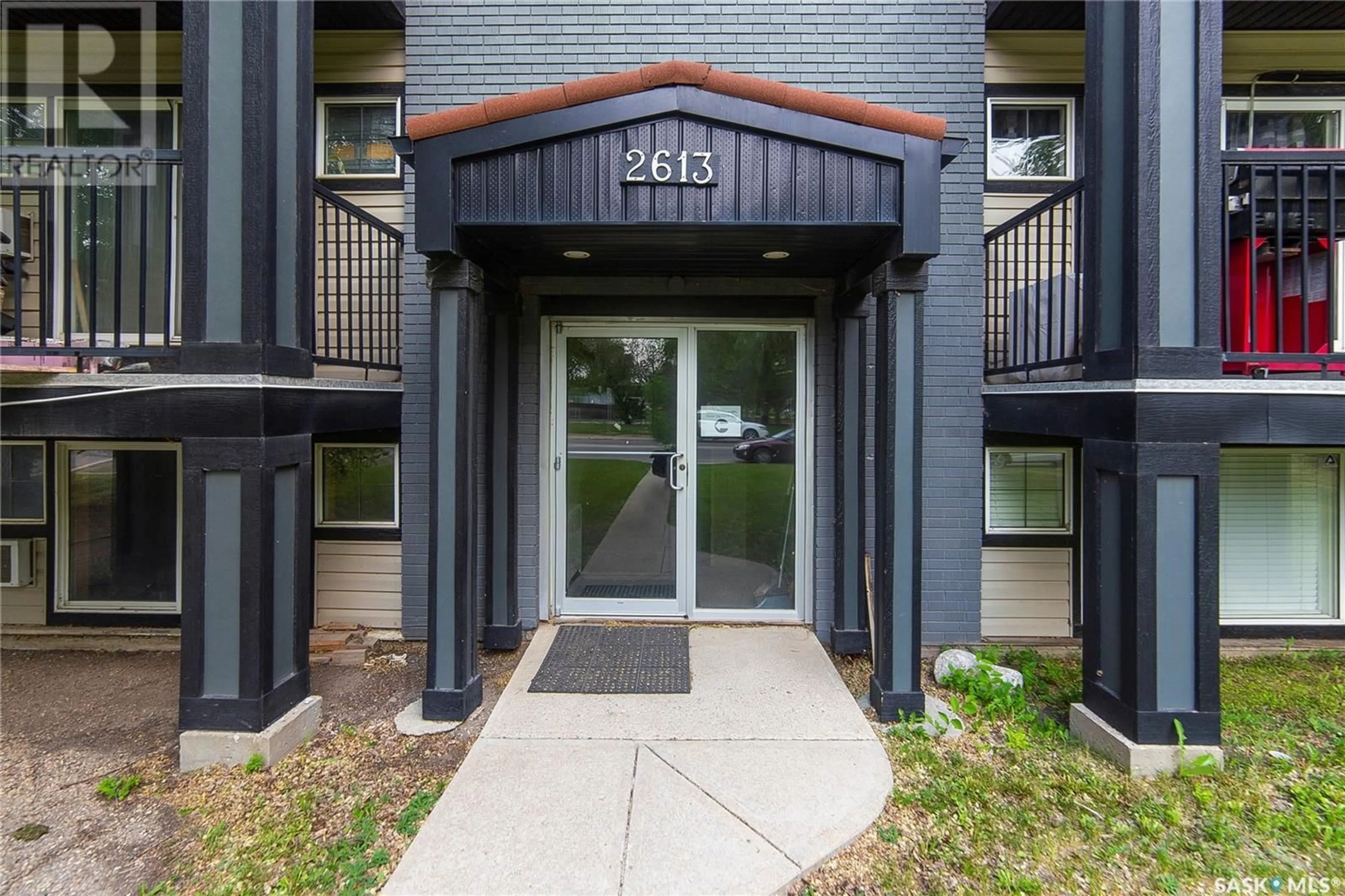 Indoor entryway for 101 - 2613 BROADWAY AVENUE, Saskatoon Saskatchewan S7J0R7