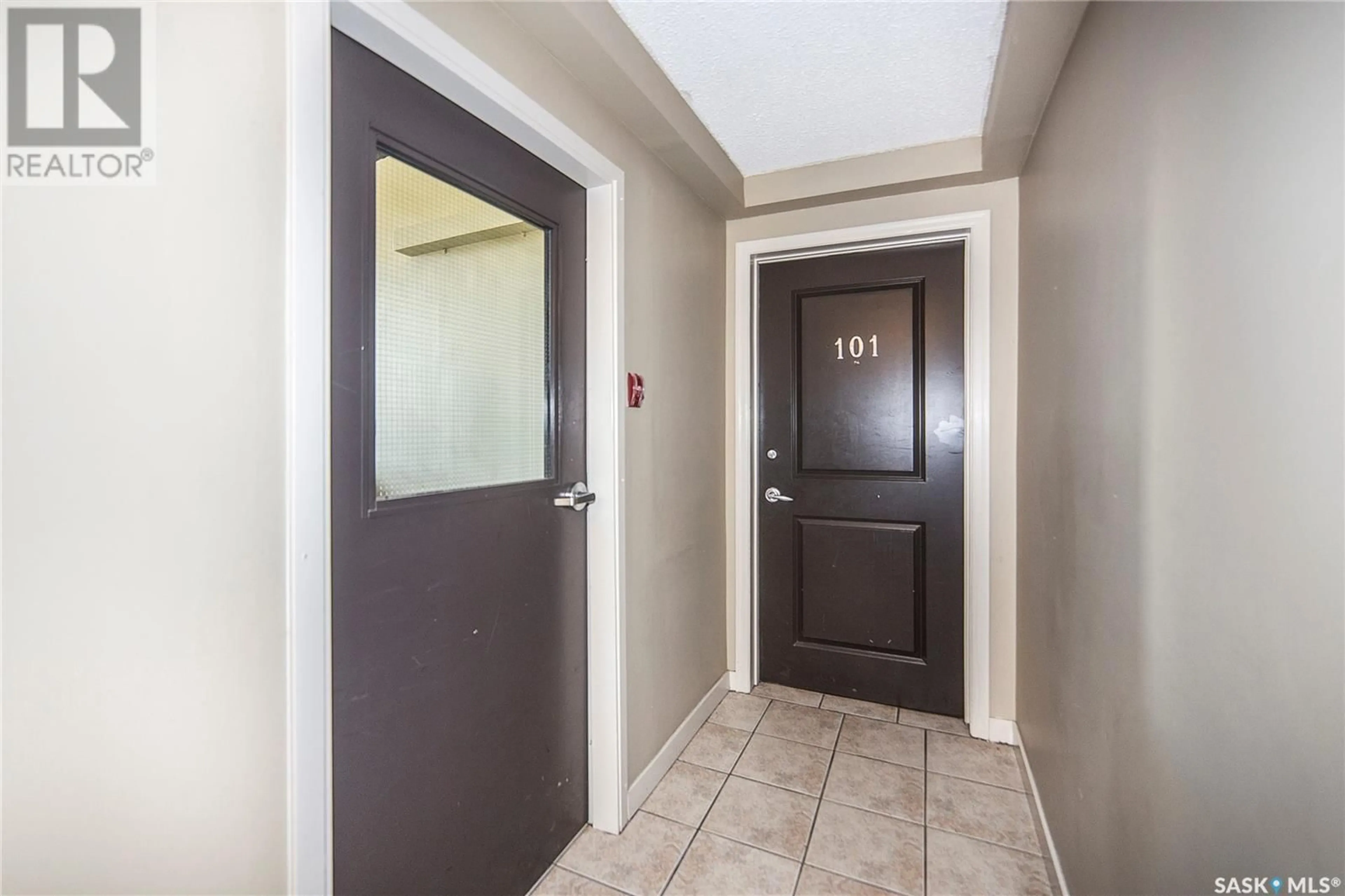 Indoor entryway for 101 - 2613 BROADWAY AVENUE, Saskatoon Saskatchewan S7J0R7