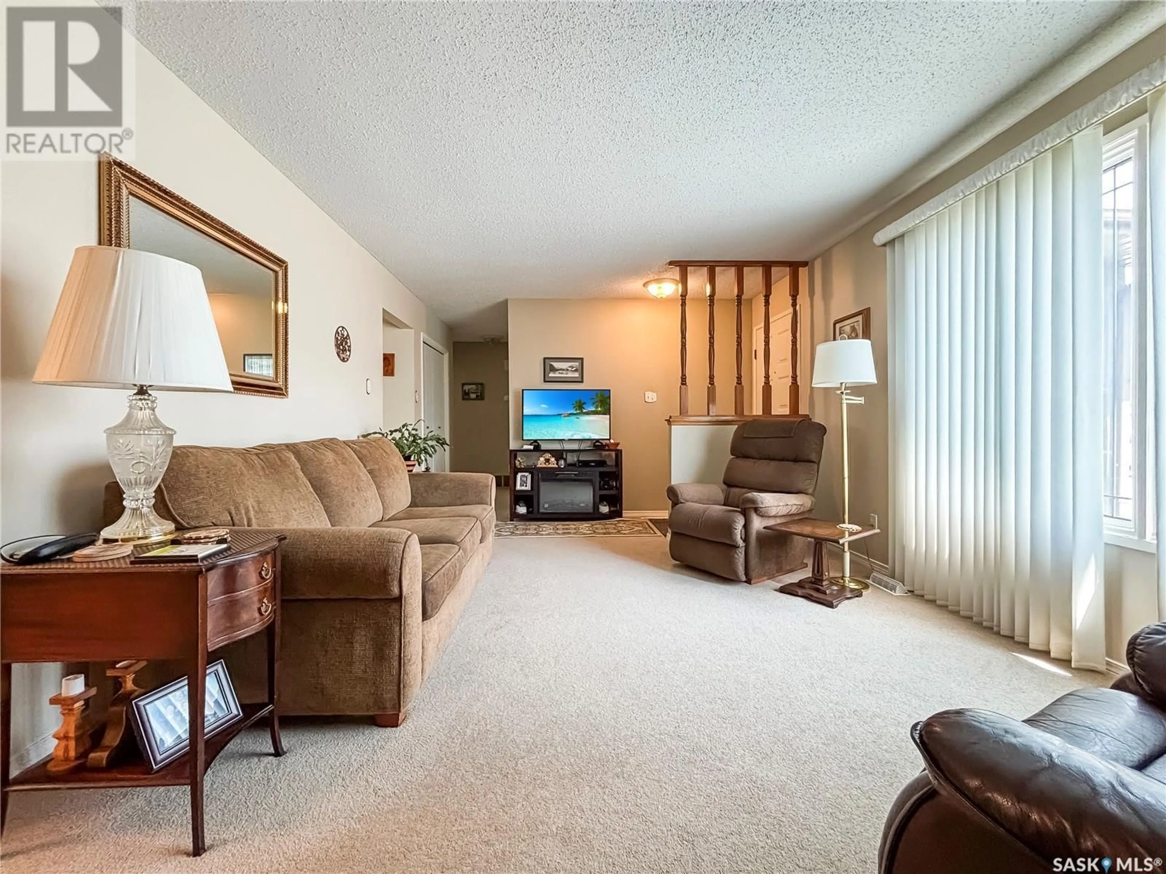Living room with furniture, carpet floor for 539 SHEA CRESCENT, Saskatoon Saskatchewan S7L5M7