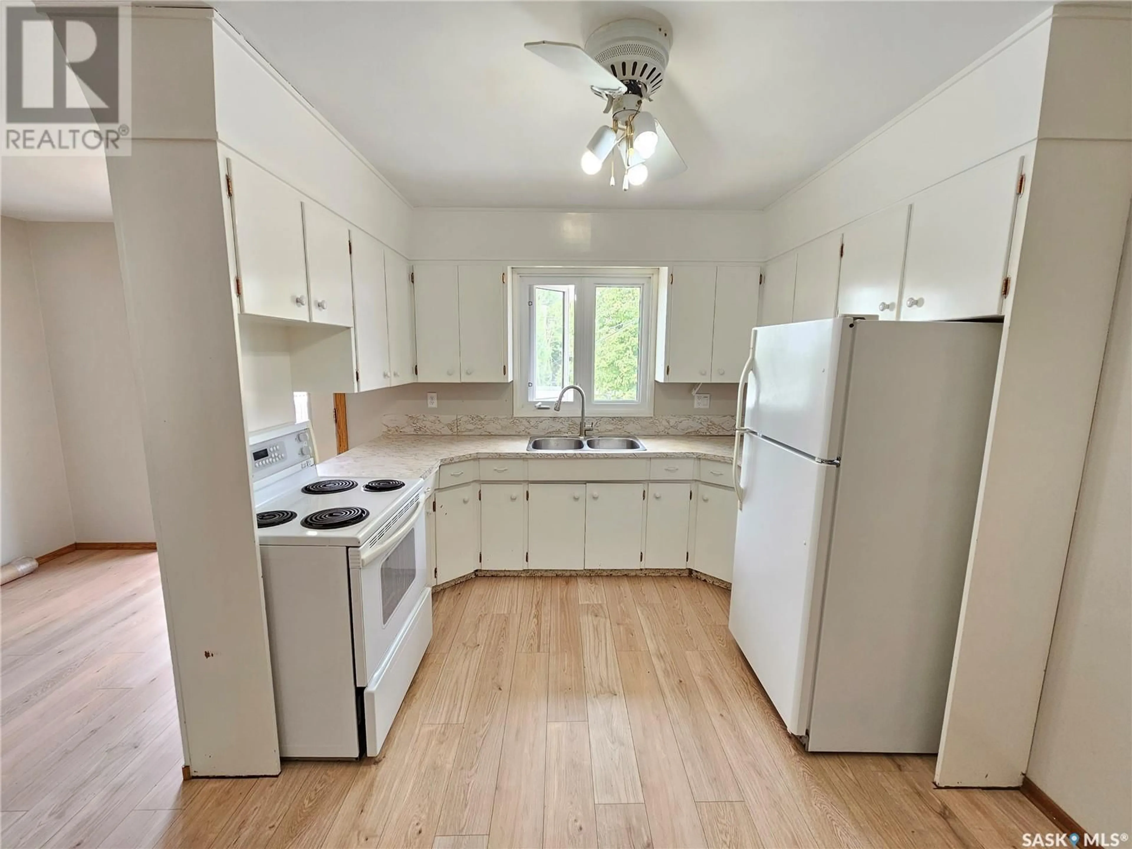 Standard kitchen, unknown for 922 SIMCOE STREET, Moose Jaw Saskatchewan S6H3H9
