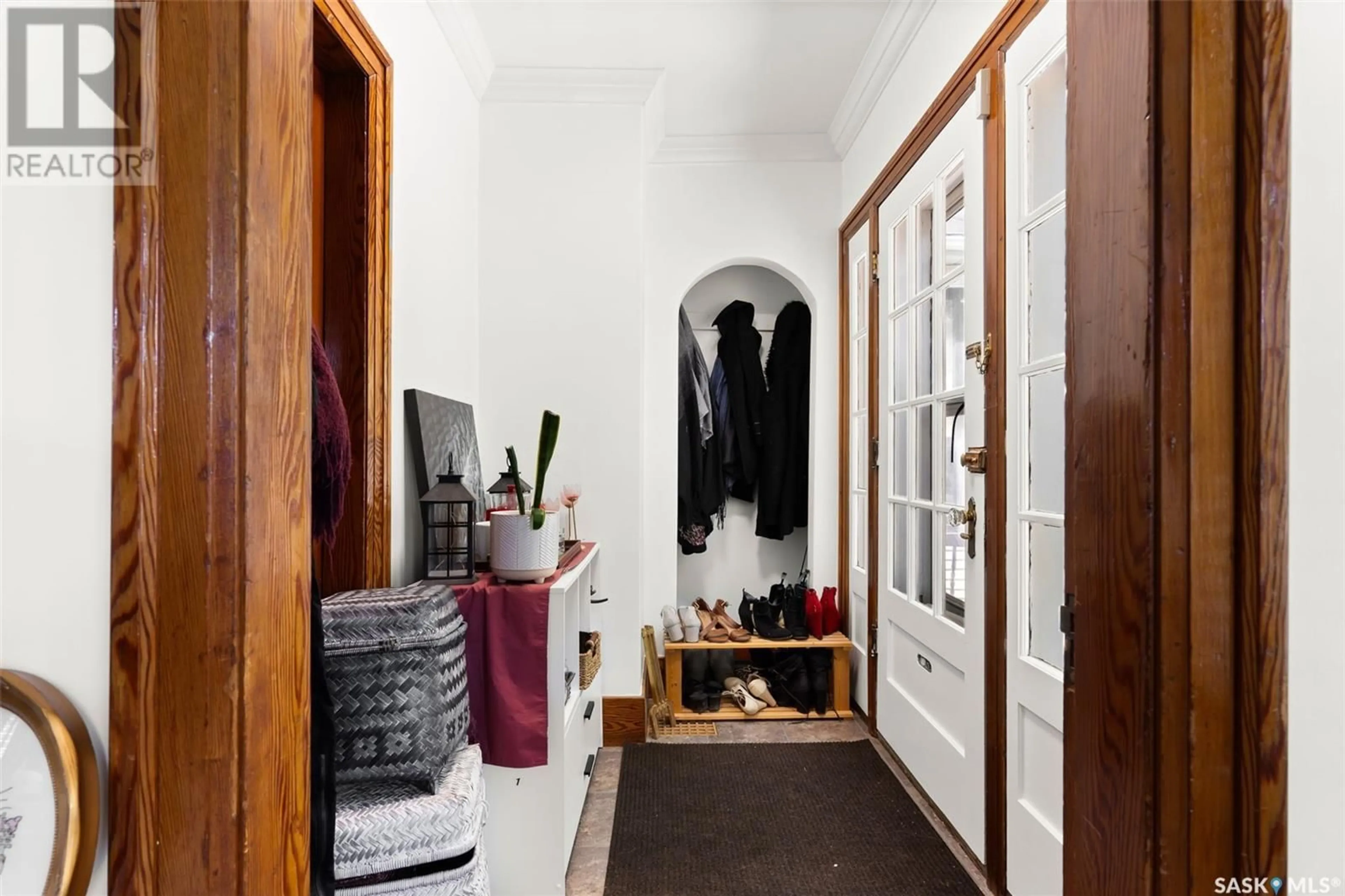 Indoor entryway for 2366 ELPHINSTONE STREET, Regina Saskatchewan S4S0J7
