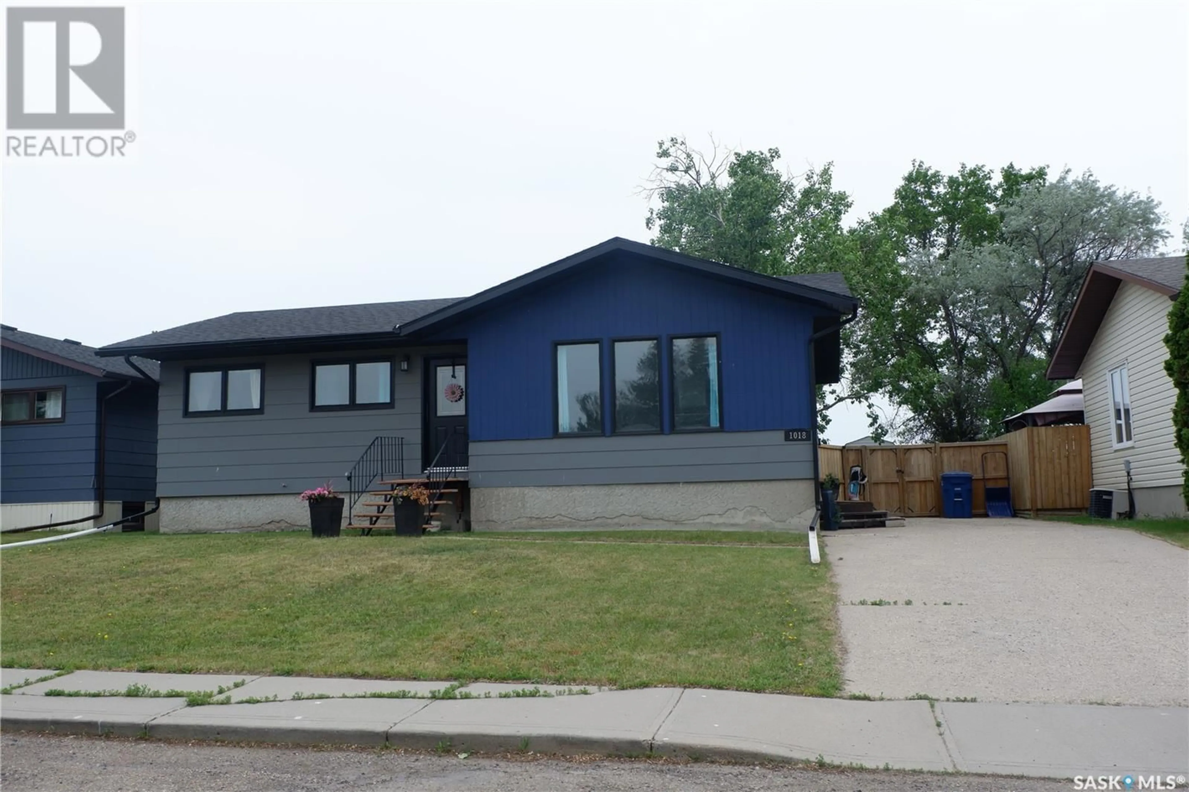 Home with vinyl exterior material, street for 1018 GRANVILLE AVENUE, Assiniboia Saskatchewan S0H0B0