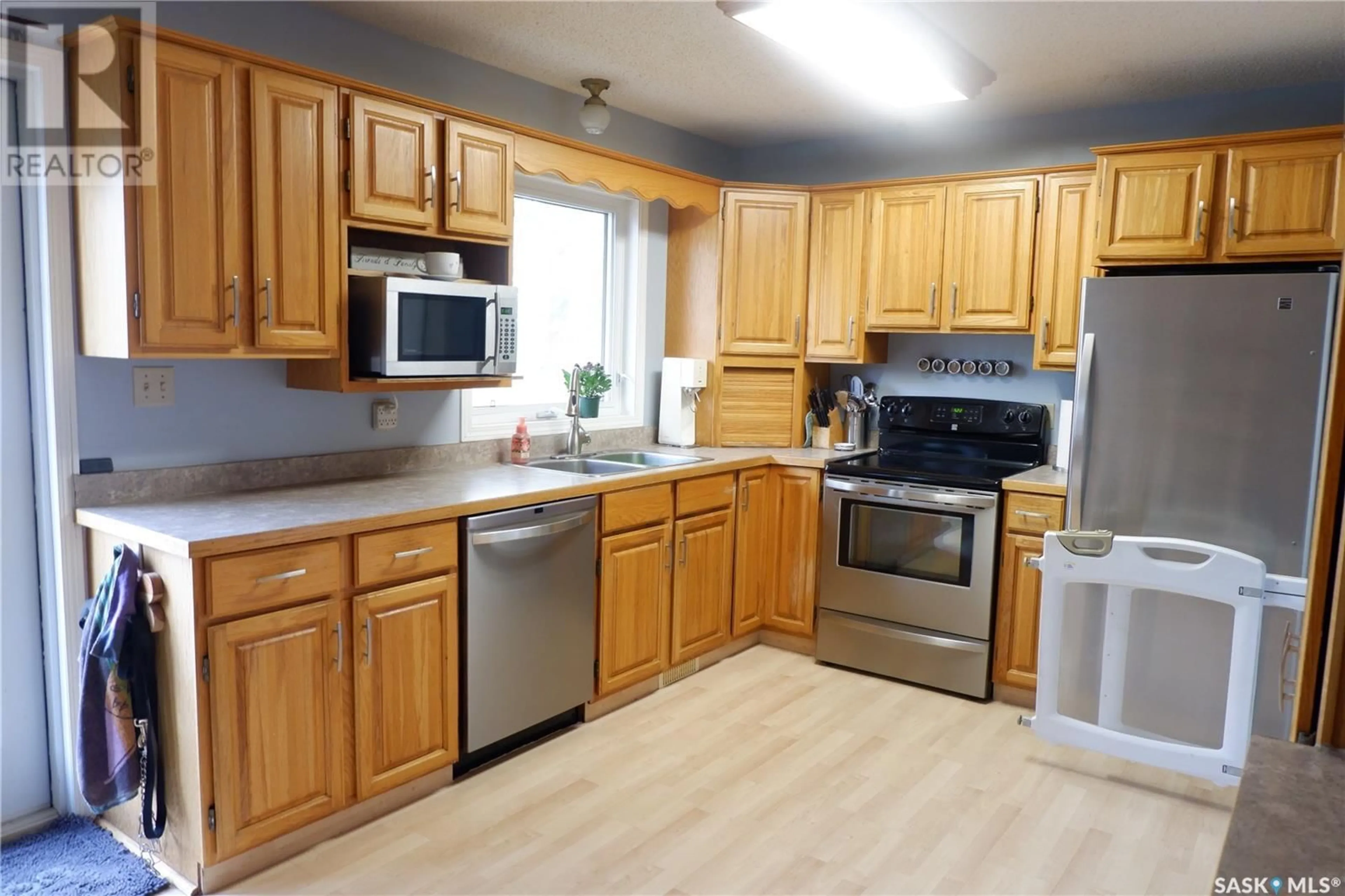 Standard kitchen, wood/laminate floor for 1018 GRANVILLE AVENUE, Assiniboia Saskatchewan S0H0B0