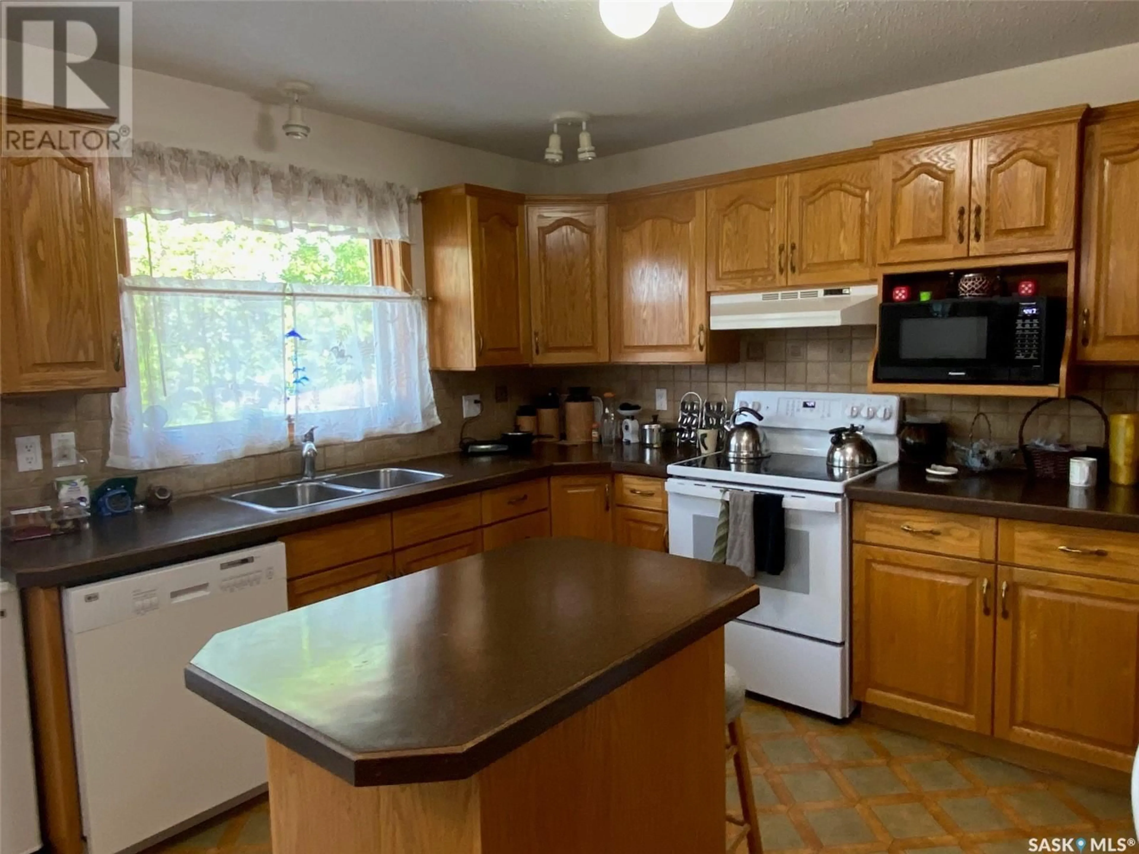 Standard kitchen, unknown for 232 MORRISON DRIVE, Yorkton Saskatchewan S3N4A1